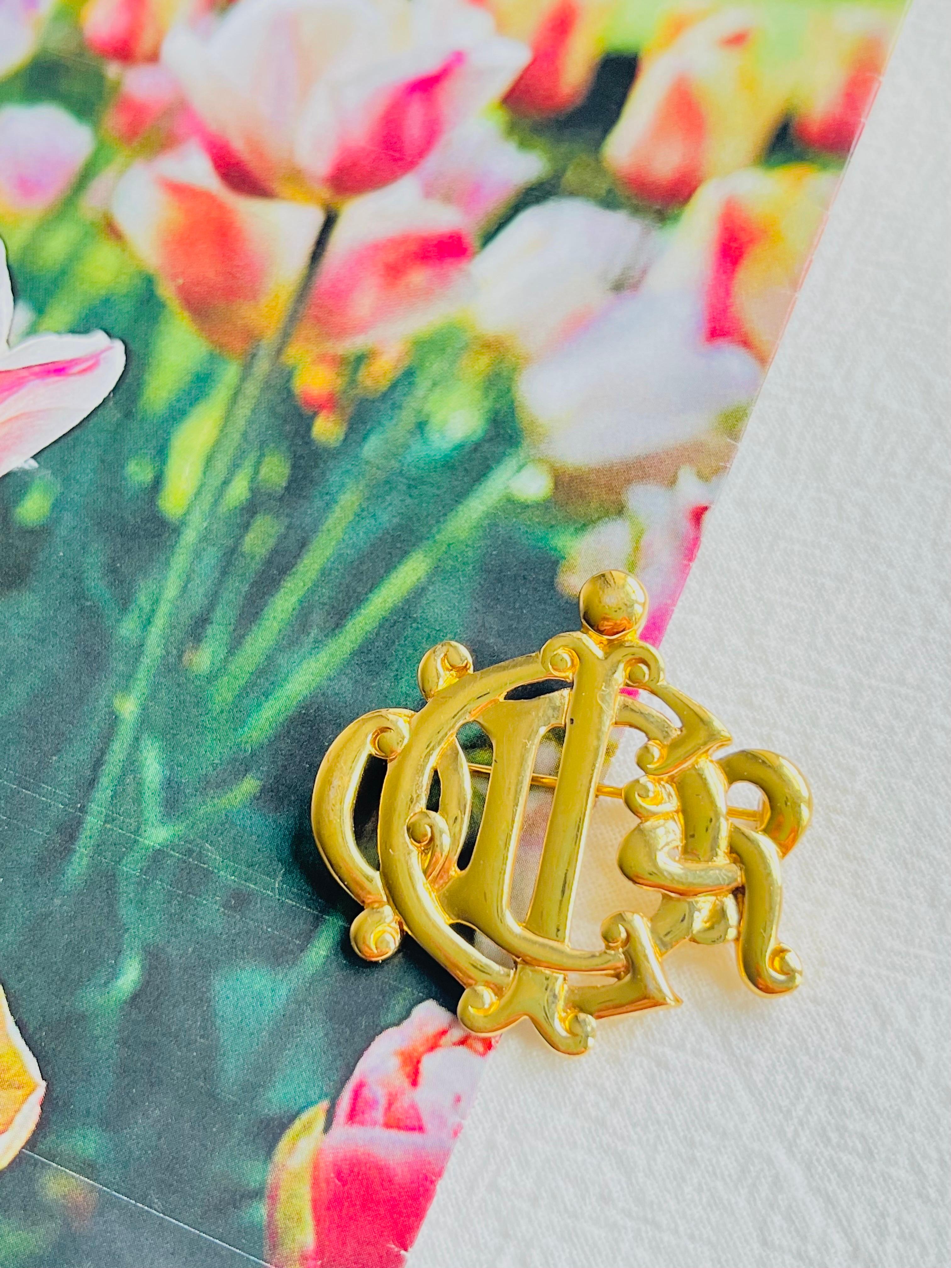 Christian Dior Vintage 1980s Glow Logo Monogram interlocked Letters Brosche, Gold-Ton

Sehr guter Zustand. Leichte Kratzer, kaum spürbar. 100% echt.

Ein Unikat. Diese stilisierte Brosche ist vergoldet.

Größe: 3,8 cm x 3,7 cm.

Gewicht: 9.0 g.

_ _