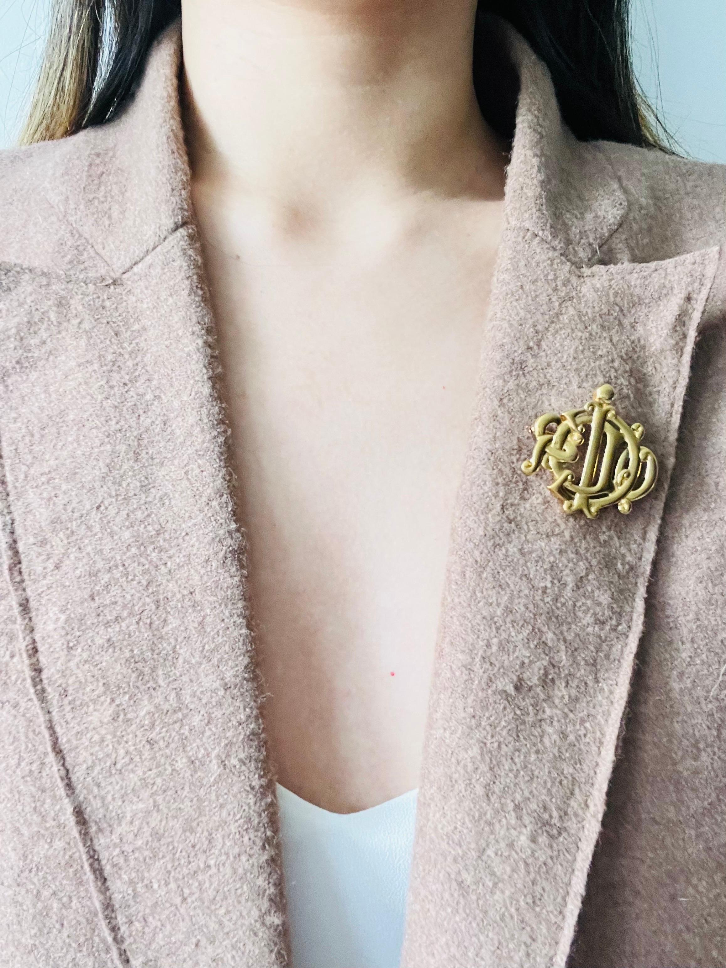 Christian Dior Vintage 1980s Glow Logo Monogram interlocked Letters Gold Brooch For Sale 1