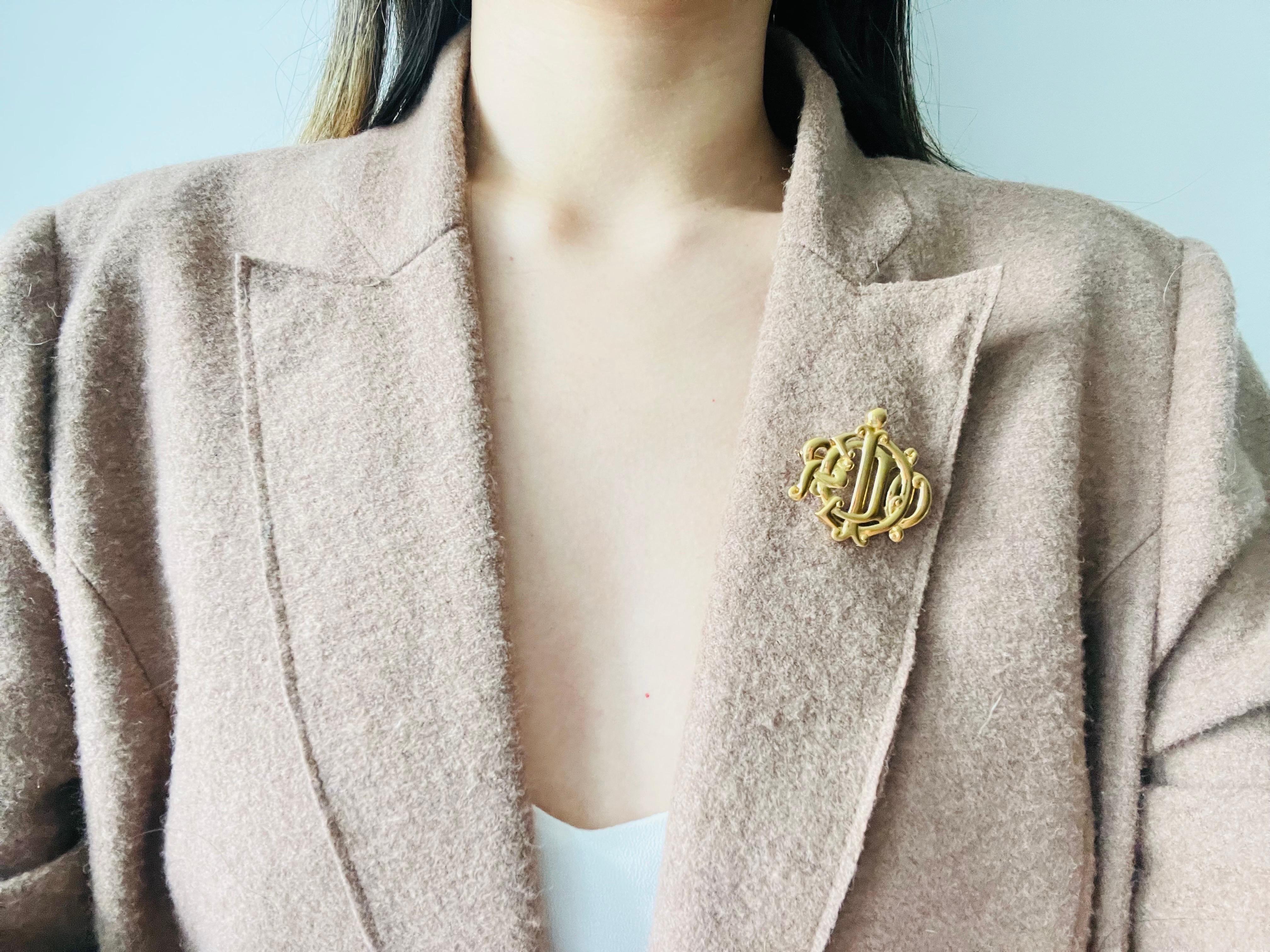 Christian Dior Vintage 1980s Glow Logo Monogram interlocked Letters Gold Brooch For Sale 2