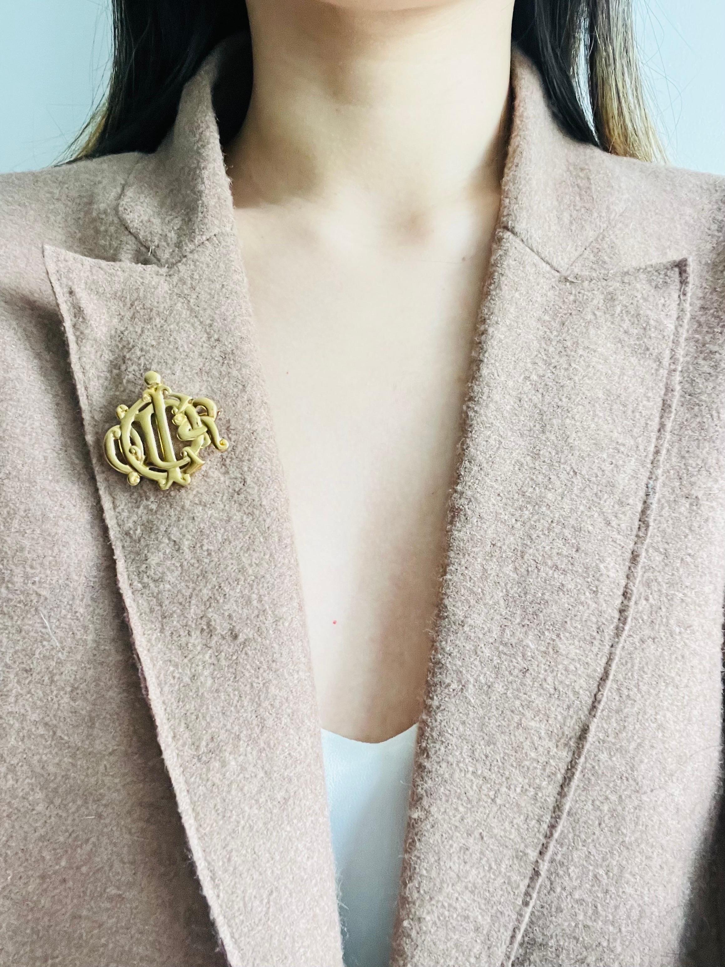 Christian Dior Vintage 1980s Glow Logo Monogram interlocked Letters Gold Brooch For Sale 3