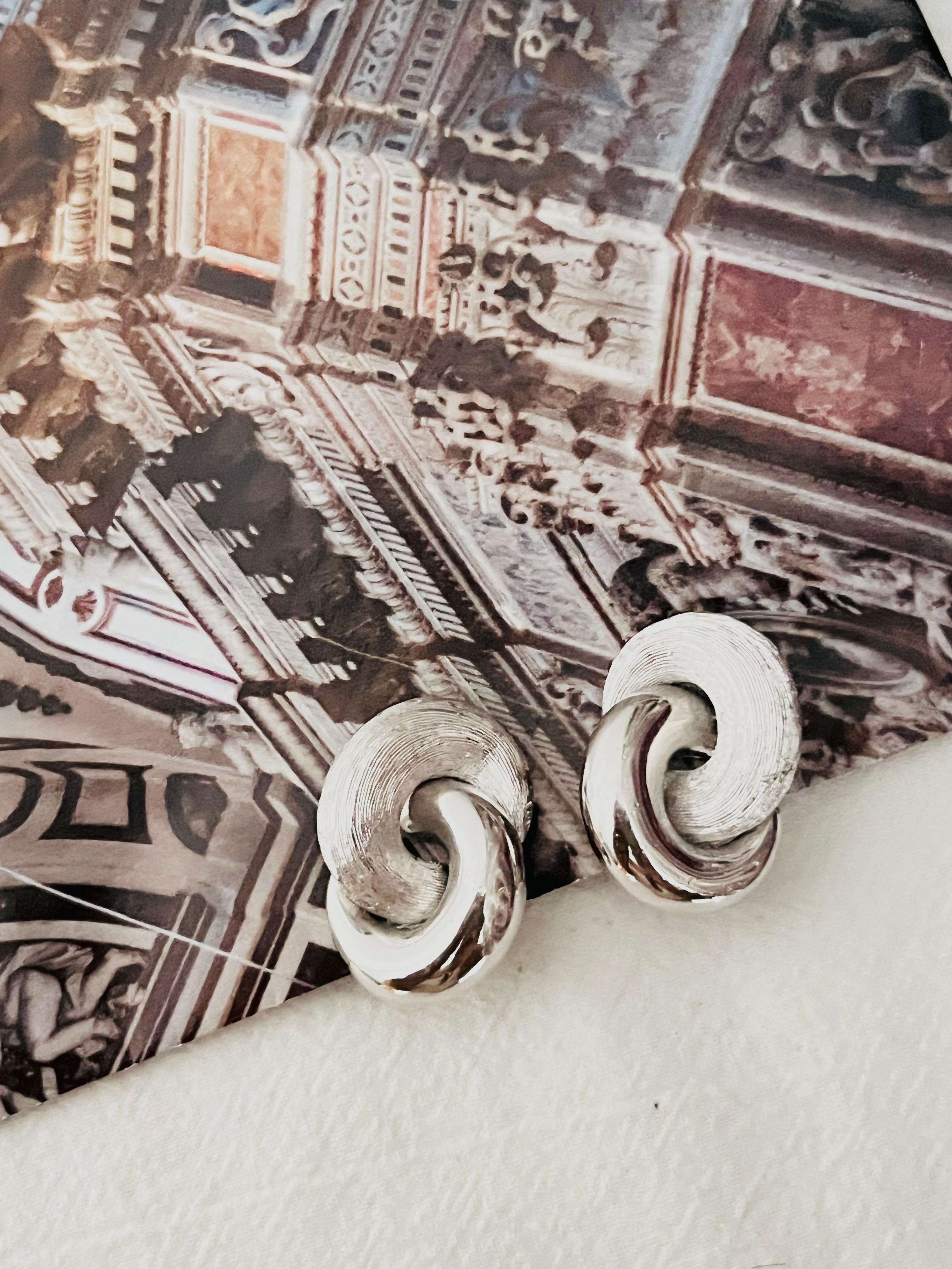 Christian Dior Vintage 1980s Glow Matte Interlocked Knot Silver Clip Earrings In Excellent Condition In Wokingham, England