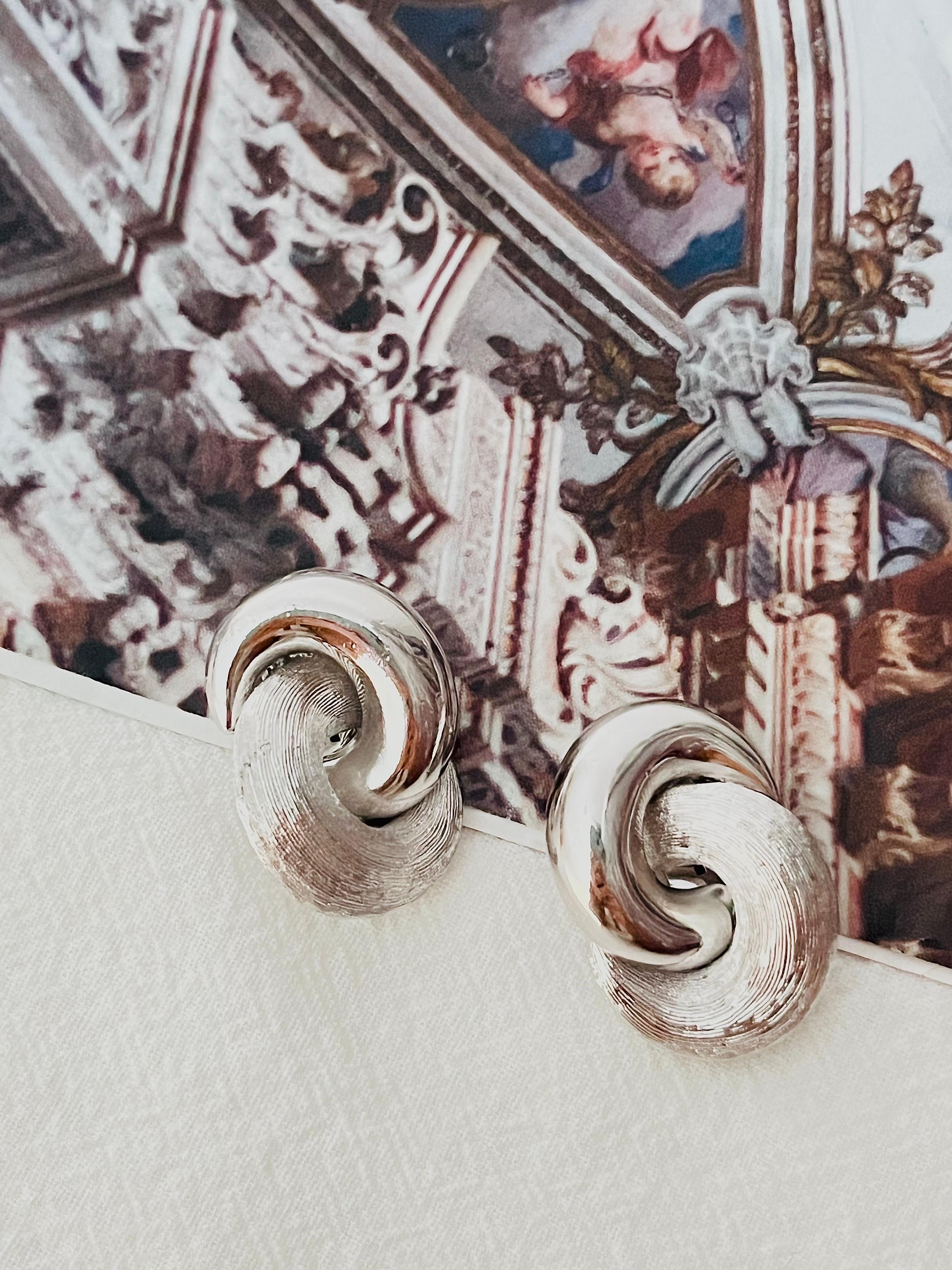 Christian Dior Vintage Años 80 Brillo Mate Nudo Entrelazado Pendientes de clip de plata en Excelente estado para la venta en Wokingham, England