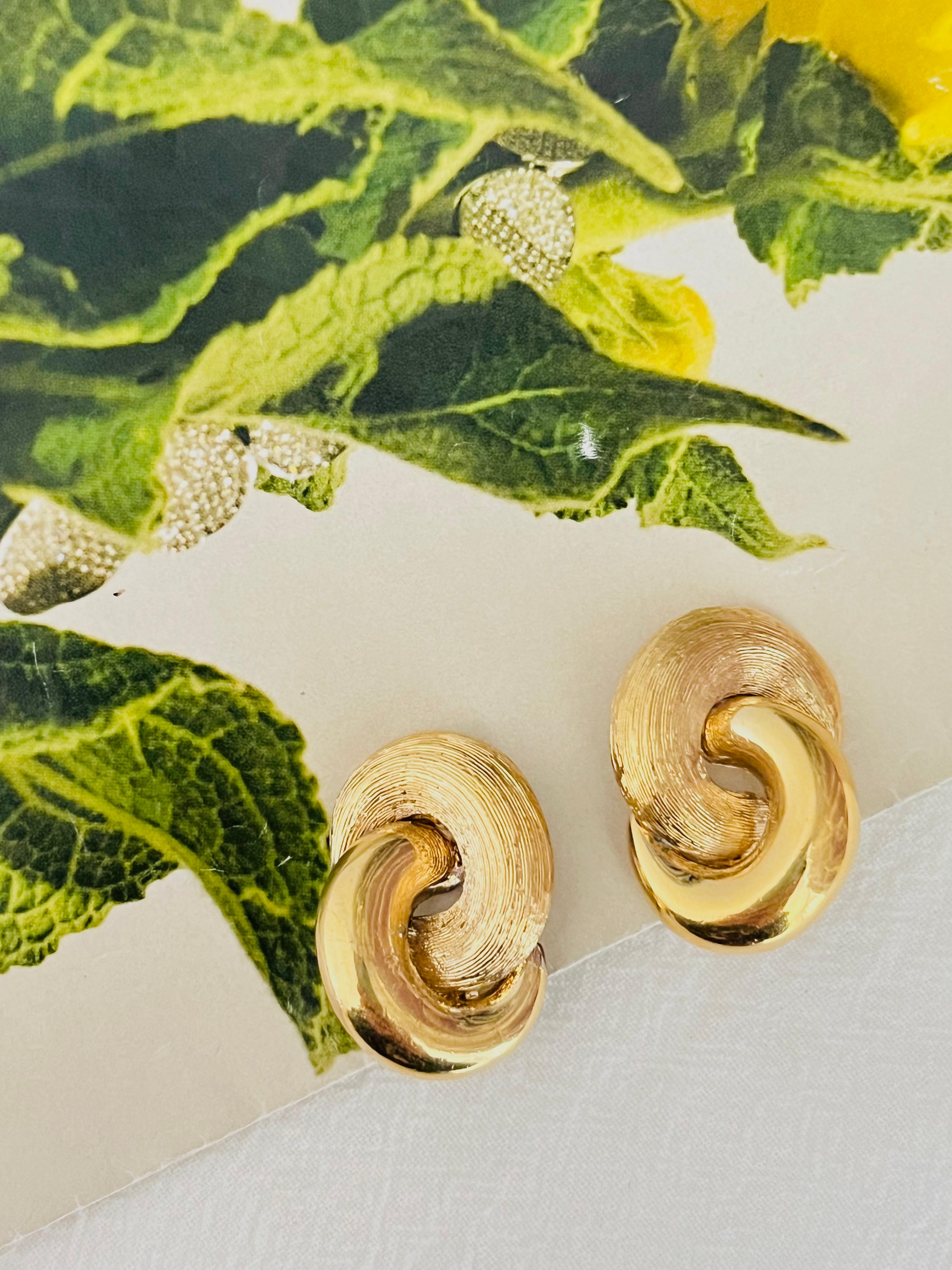 Christian Dior Vintage 1980s Unisex Glow Matte Interlocked Knot Twist Chunky Statement Modernist Clip Earrings, Gold Tone

Good condition. Some light scratches and colour loss, barely noticeable when wear them, still good to use. 100% Genuine.

A