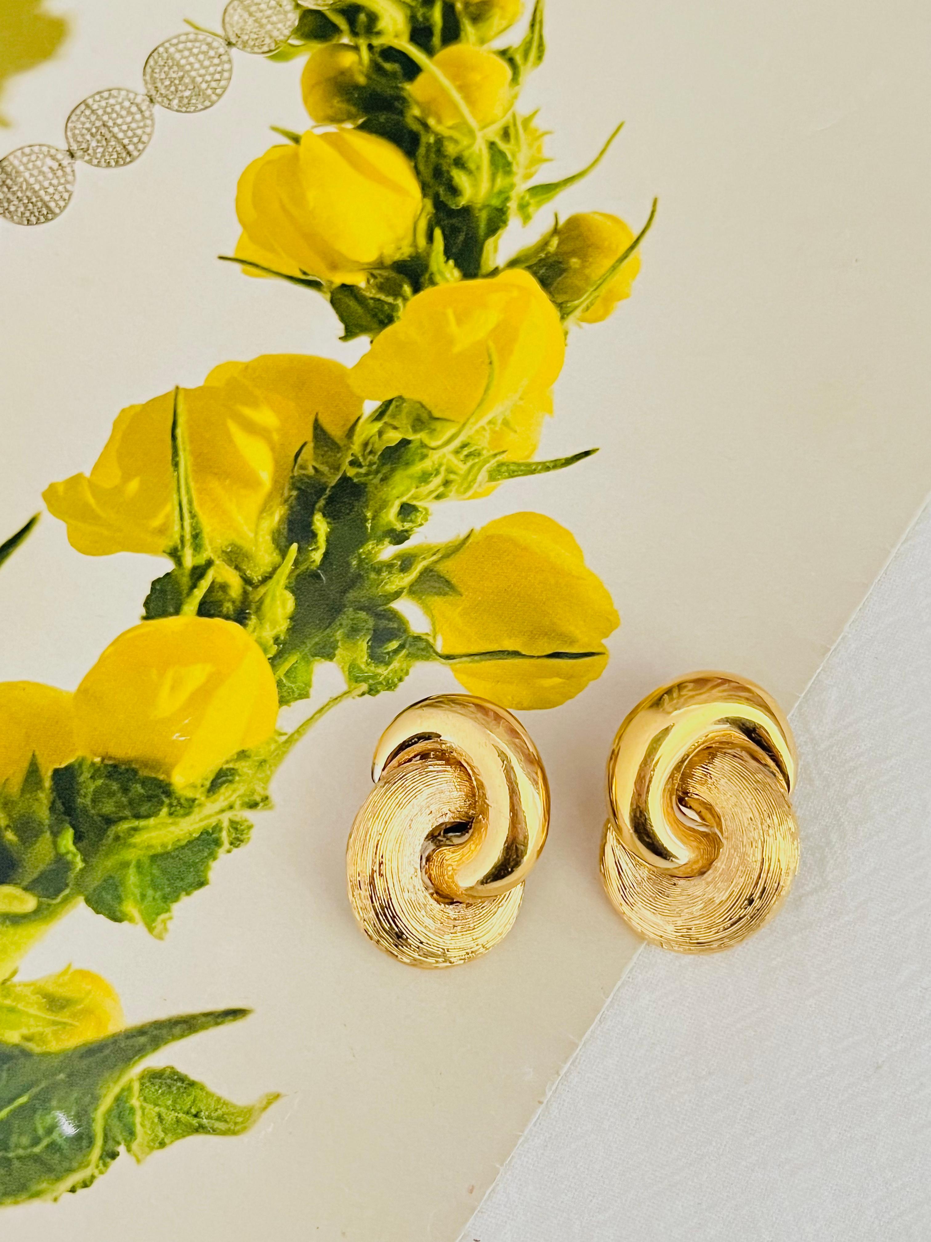 Christian Dior Vintage 1980s Glow Matte Interlocked Knot Twist Chunky Earrings In Good Condition For Sale In Wokingham, England