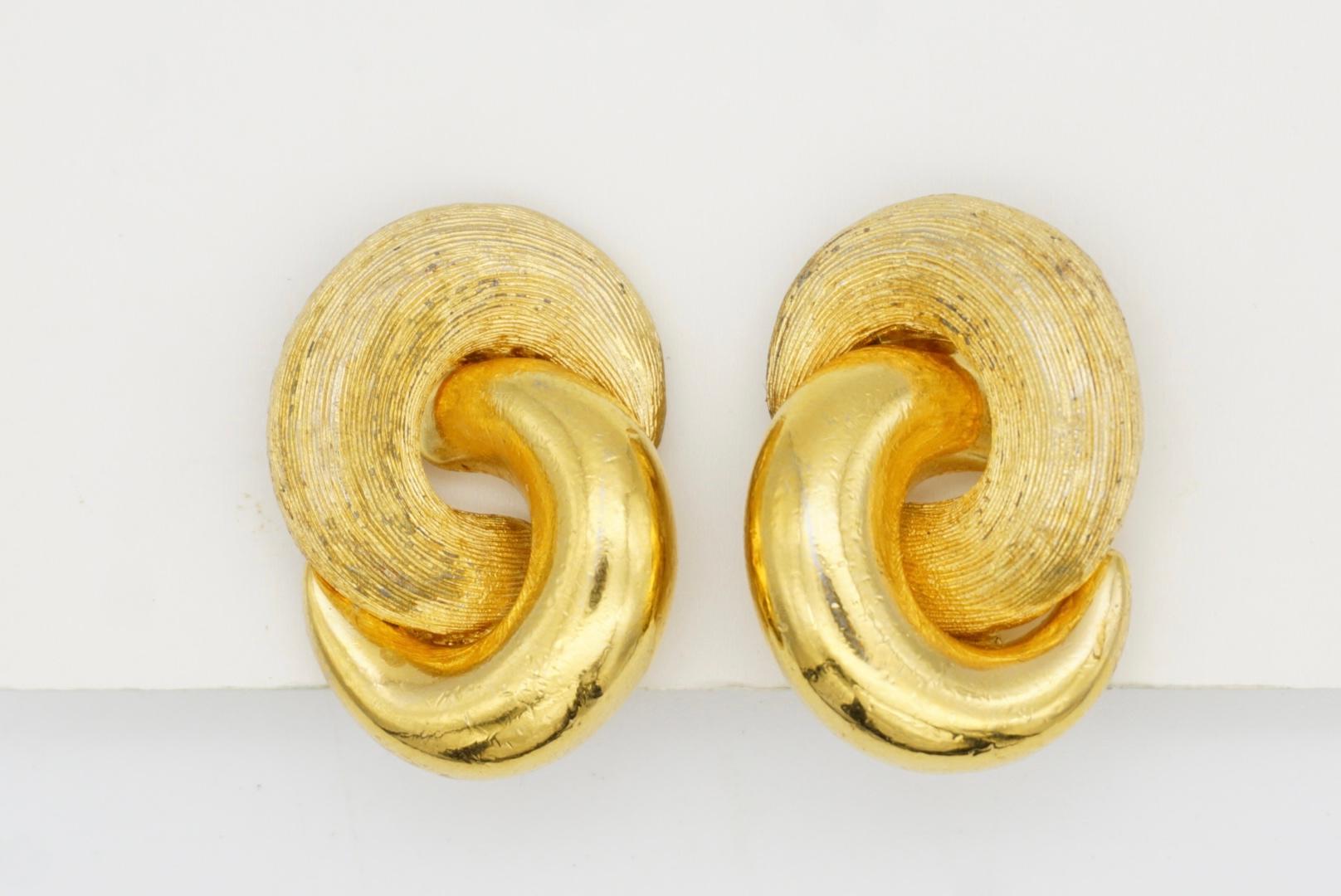 Christian Dior Vintage 1980s Glow Matte Interlocked Knot Twist Chunky Earrings For Sale 2
