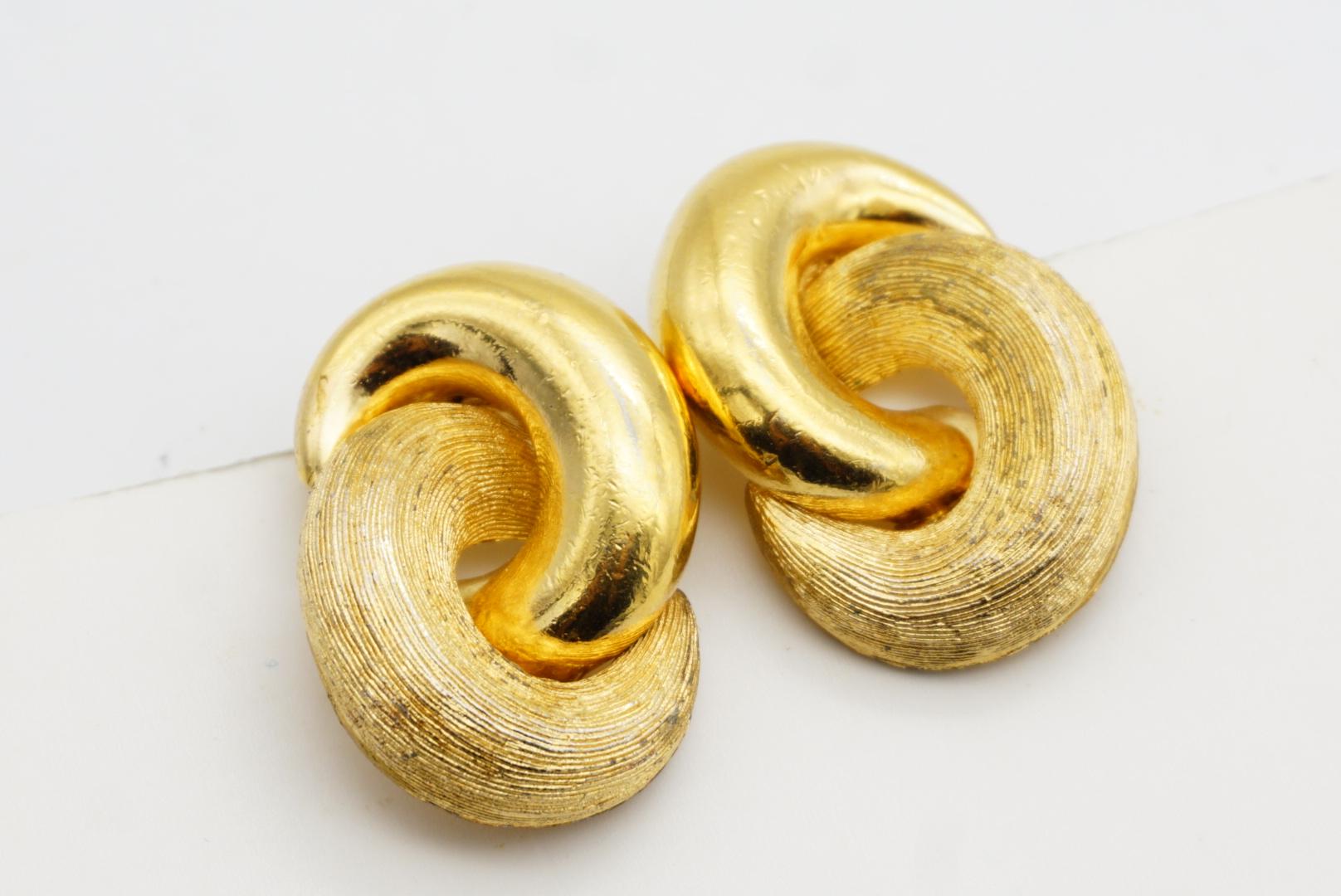 Christian Dior Vintage 1980s Glow Matte Interlocked Knot Twist Chunky Earrings For Sale 4