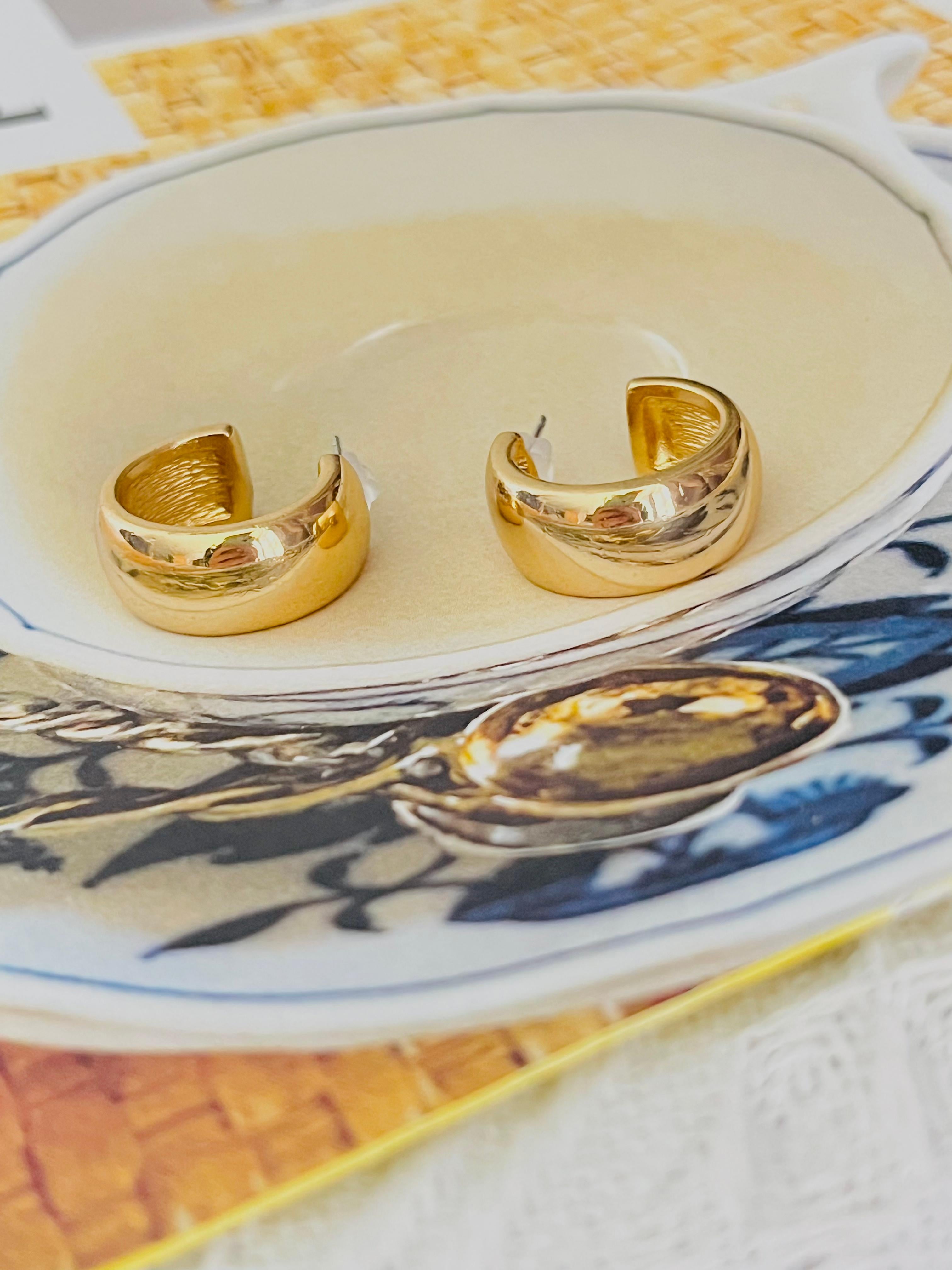 Christian Dior Vintage 1980s Unisex Glow Semi Demi Circle Dome Hoop Pierced Earrings, Gold Tone

Very good condition. Not the original ear blocks. Very popular. 100% Genuine.

A very beautiful pair of earrings by Chr. DIOR, signed at the