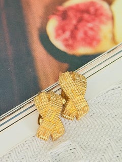 Christian Dior Vintage 1980s Gold Dots Cross Kiss X Curved Domed Ohrringe