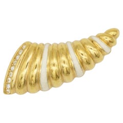 Christian Dior Vintage 1980 Gold White Enamel Crystals Ribbed Horn Shell Brooch (Broche en forme de coquillage en corne)