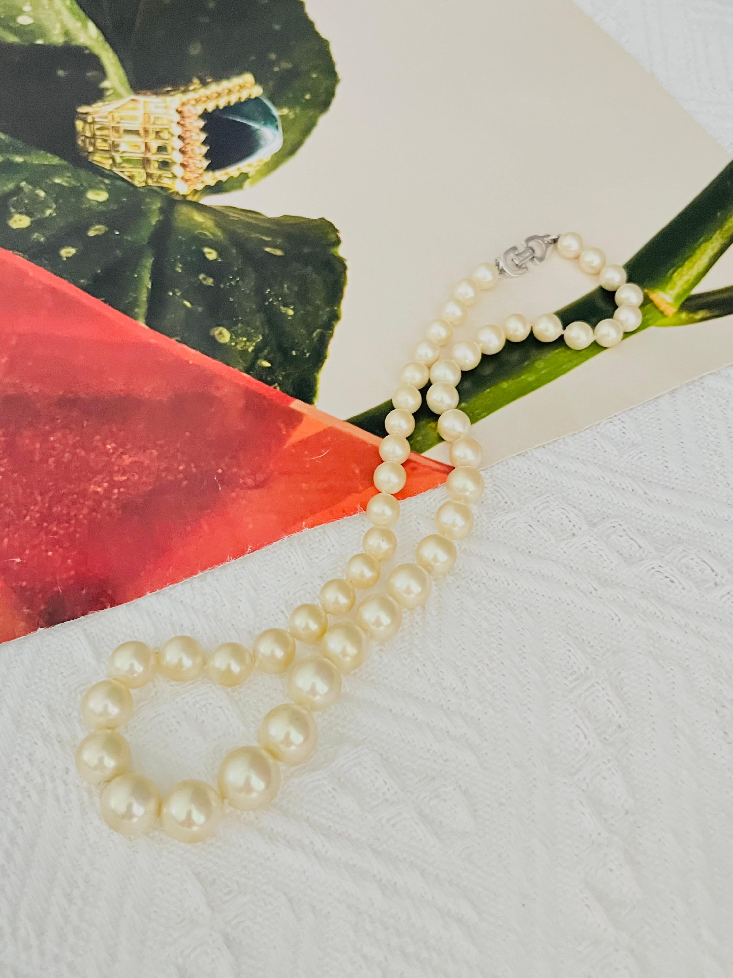 Christian Dior Vintage 1980er Jahre abgestufte kugelförmige Perlen Logo CD-Halskette für Damen oder Herren im Angebot