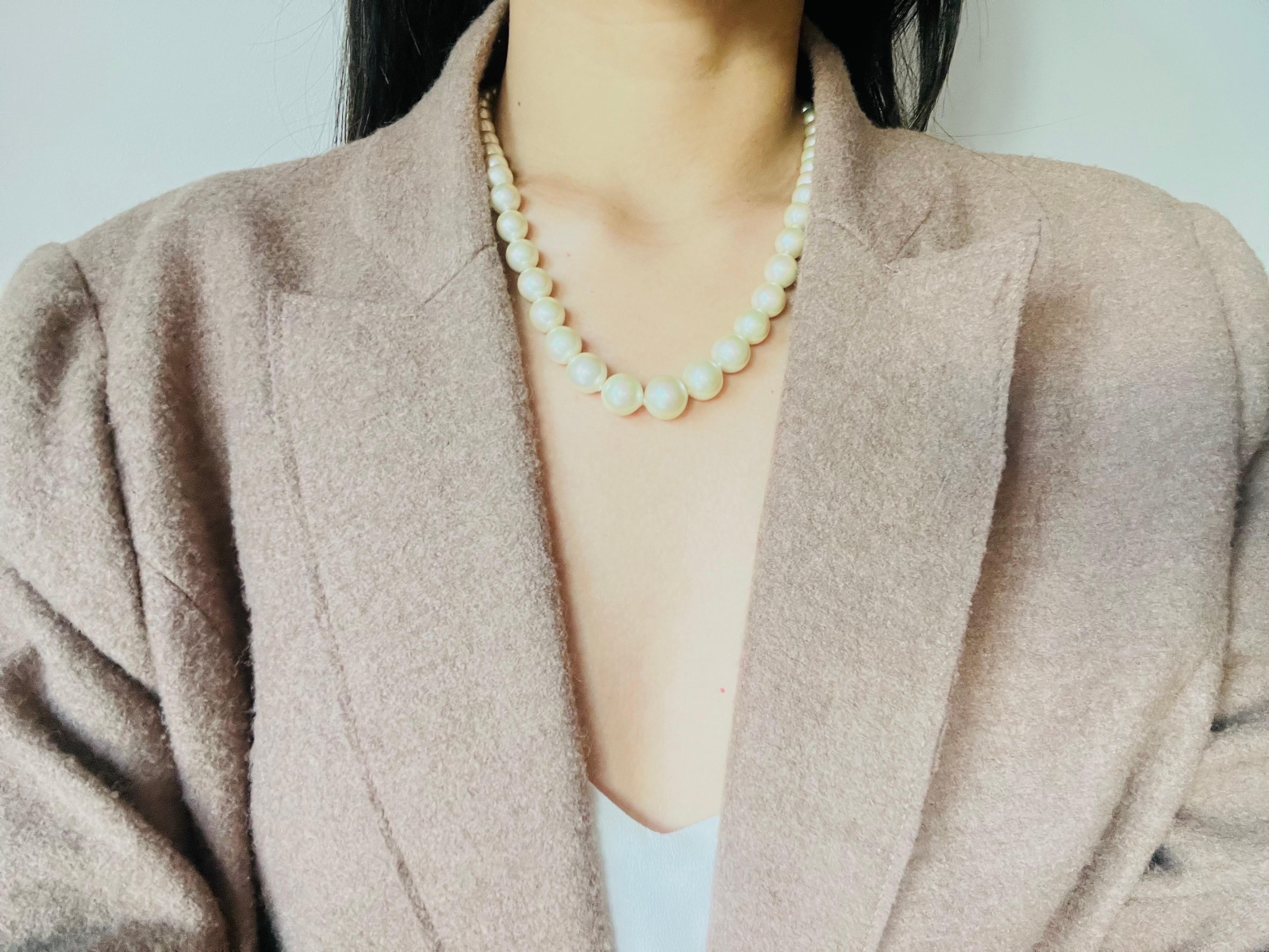 Christian Dior Vintage 1980er Jahre abgestufte kugelförmige Perlen Logo CD-Halskette im Angebot 1