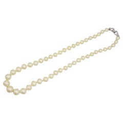 Christian Dior, collier CD vintage des années 1980 avec perles sphériques graduées et logo