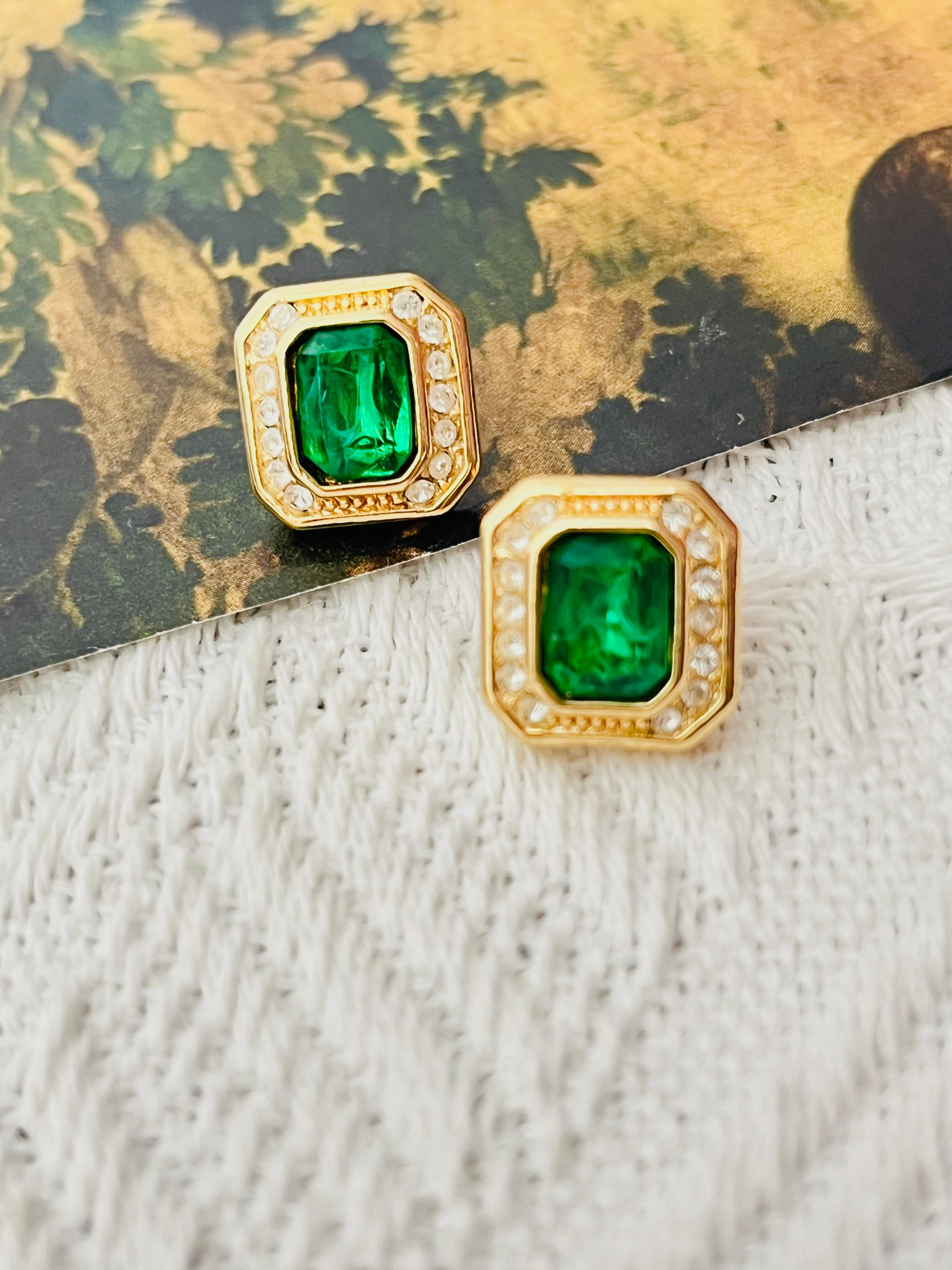 Christian Dior Vintage 1980s Gripoix Crystals Emerald Octagon Pierced Earrings In Excellent Condition For Sale In Wokingham, England