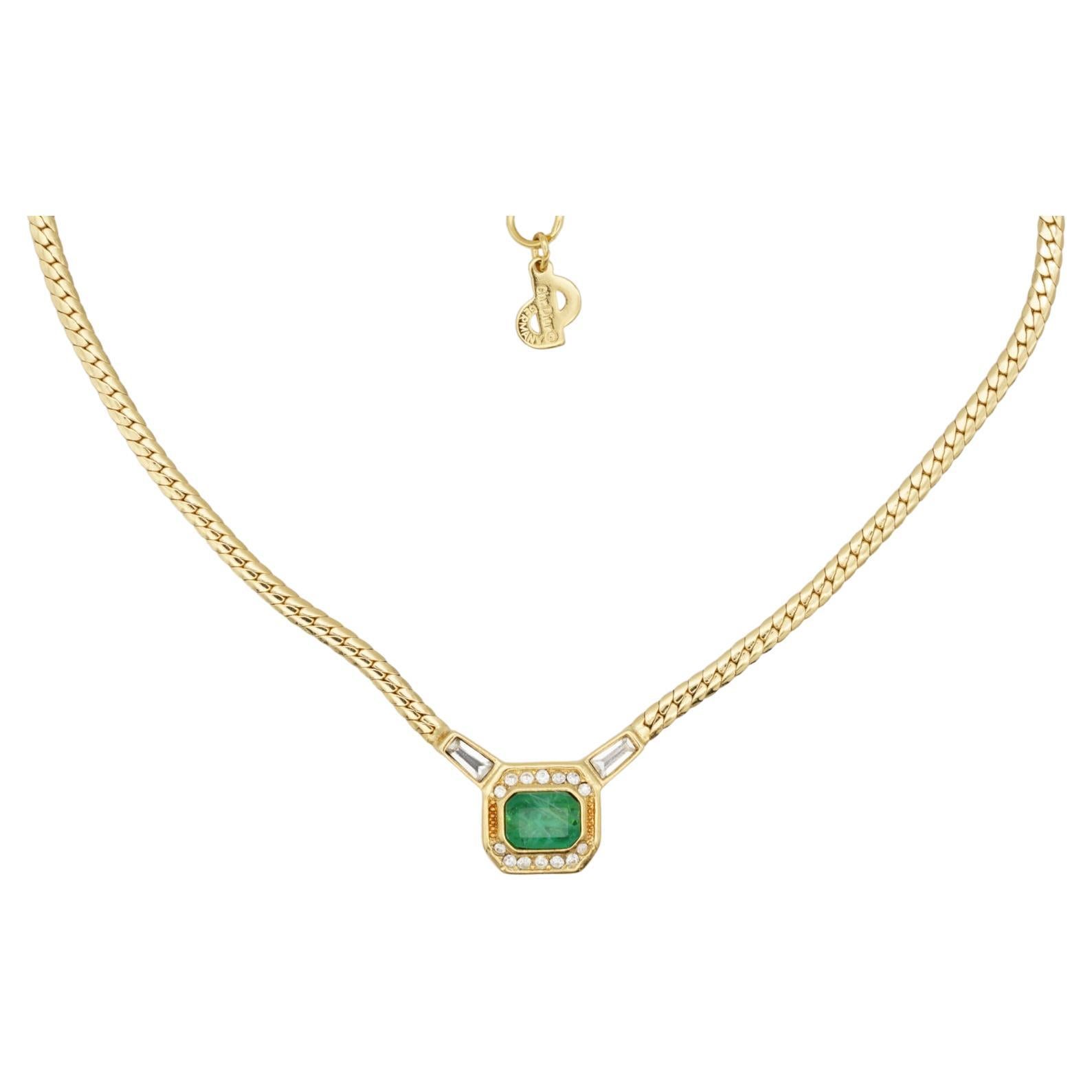 Christian Dior Vintage 1980s Gripoix Emerald Crystals Octagon Pendant Necklace, Gold Tone

Very excellent condition. 100% Genuine.

Crafted from gold plated with a snake chain, this necklace from Christian Dior is adorned with an emerald green