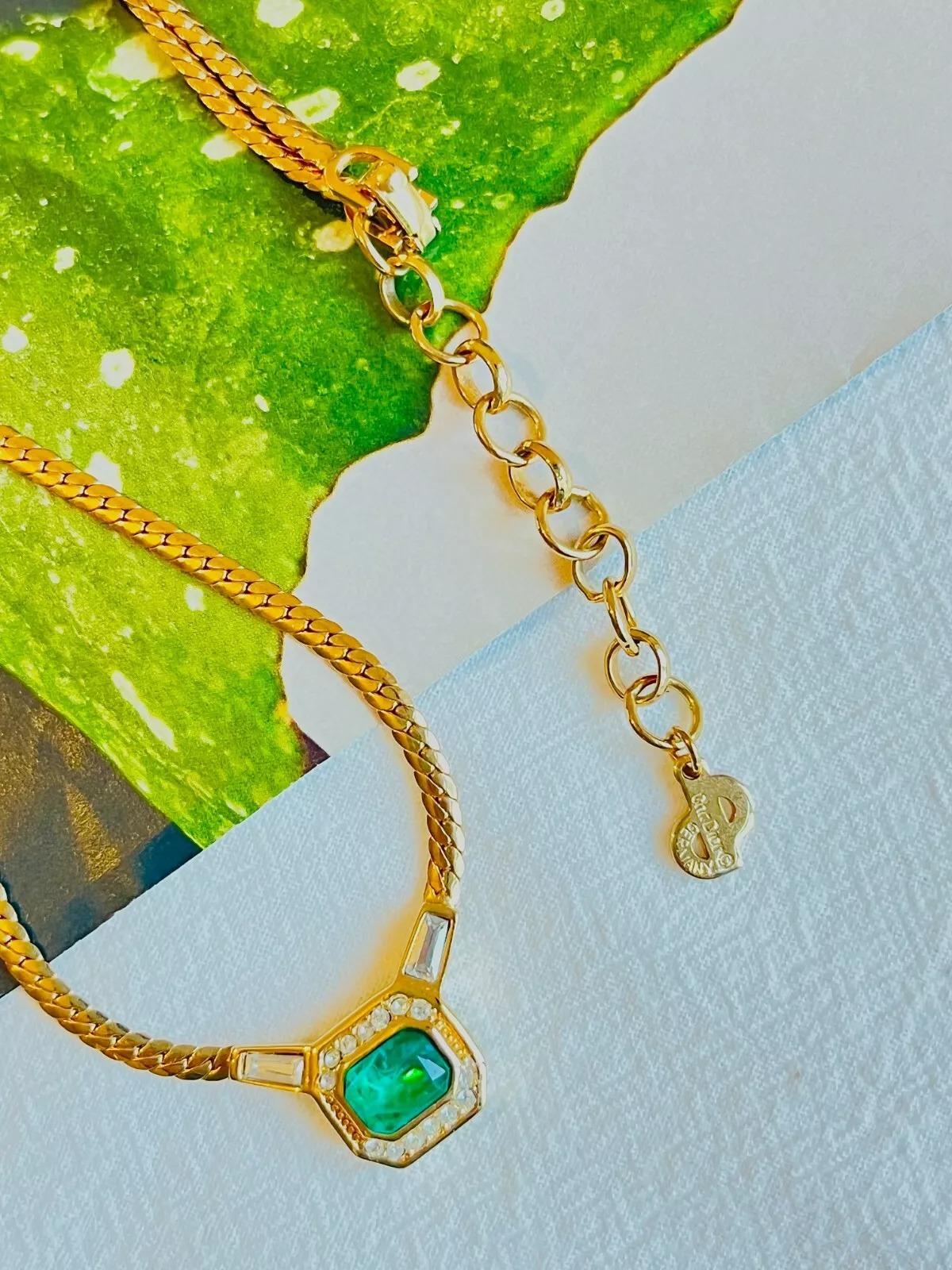 Christian Dior Vintage 1980s Gripoix Emerald Green Crystals Octagon Rectangle Pendant Necklace, Gold Tone

Very good condition. Light scratches or colour loss, barely noticeable. 100% Genuine.

Crafted from gold plated with a snake chain, this