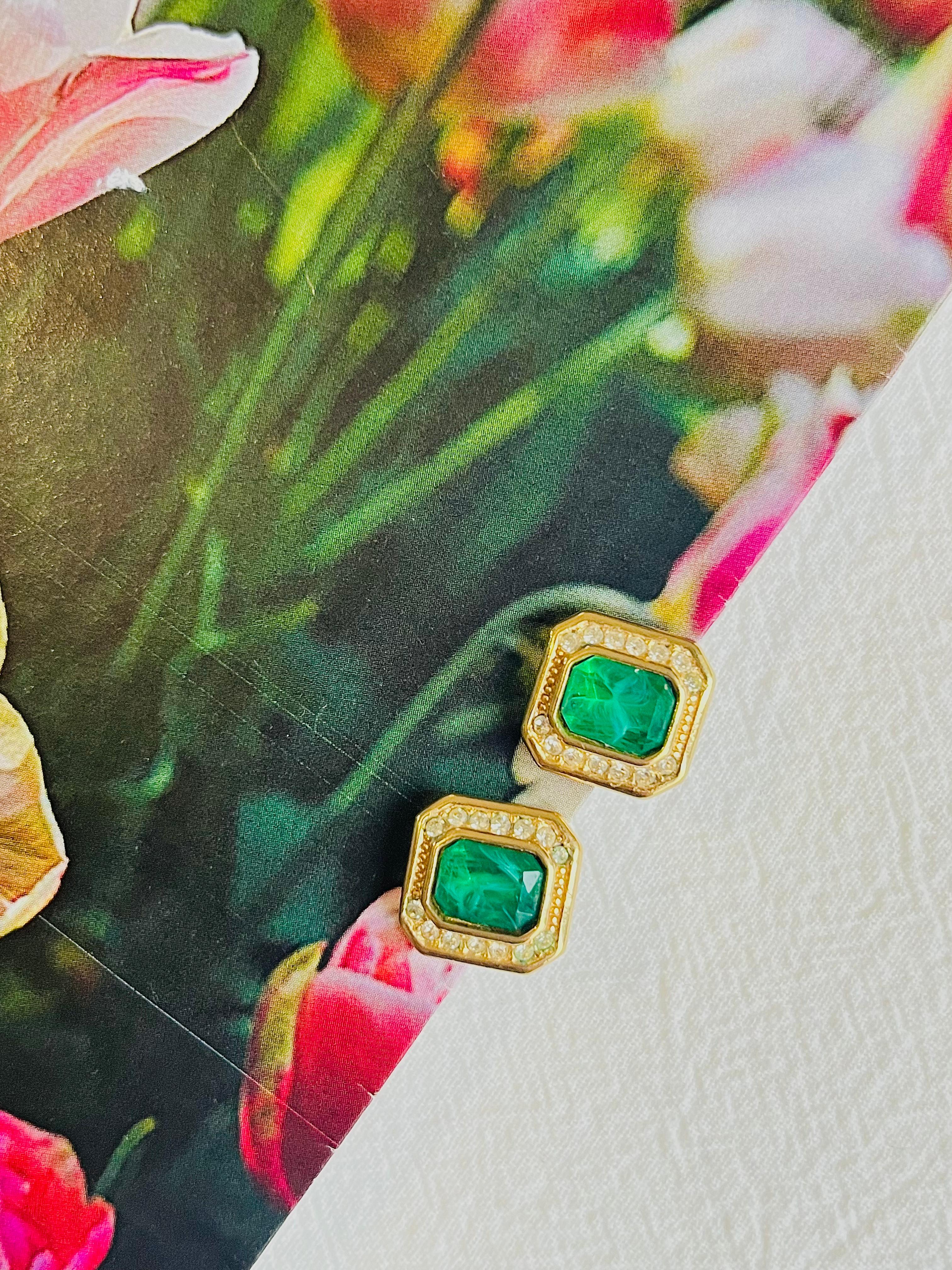 Christian Dior Vintage 1980s Gripoix Emerald Marble Green Octagon Crystals Pierced Earrings, Gold Tone

Very good condition. Light scratches of colour loss, not original ear blocks. 100% Genuine.

A very beautiful pair of earrings by Chr. DIOR,