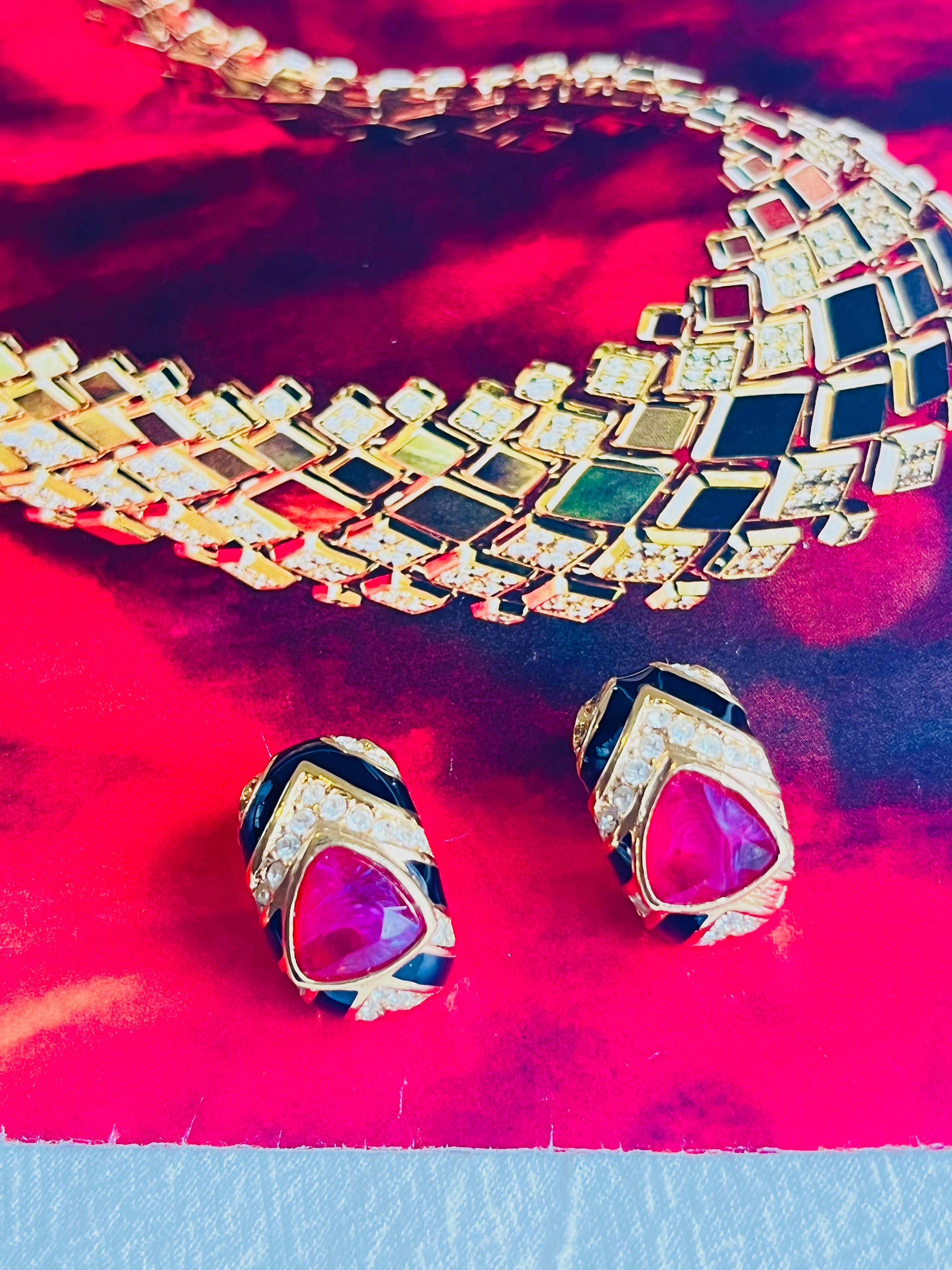 Christian Dior Vintage 1980s Gripoix Ruby Black Crystal Hoop Gold Clip Earrings In Excellent Condition For Sale In Wokingham, England