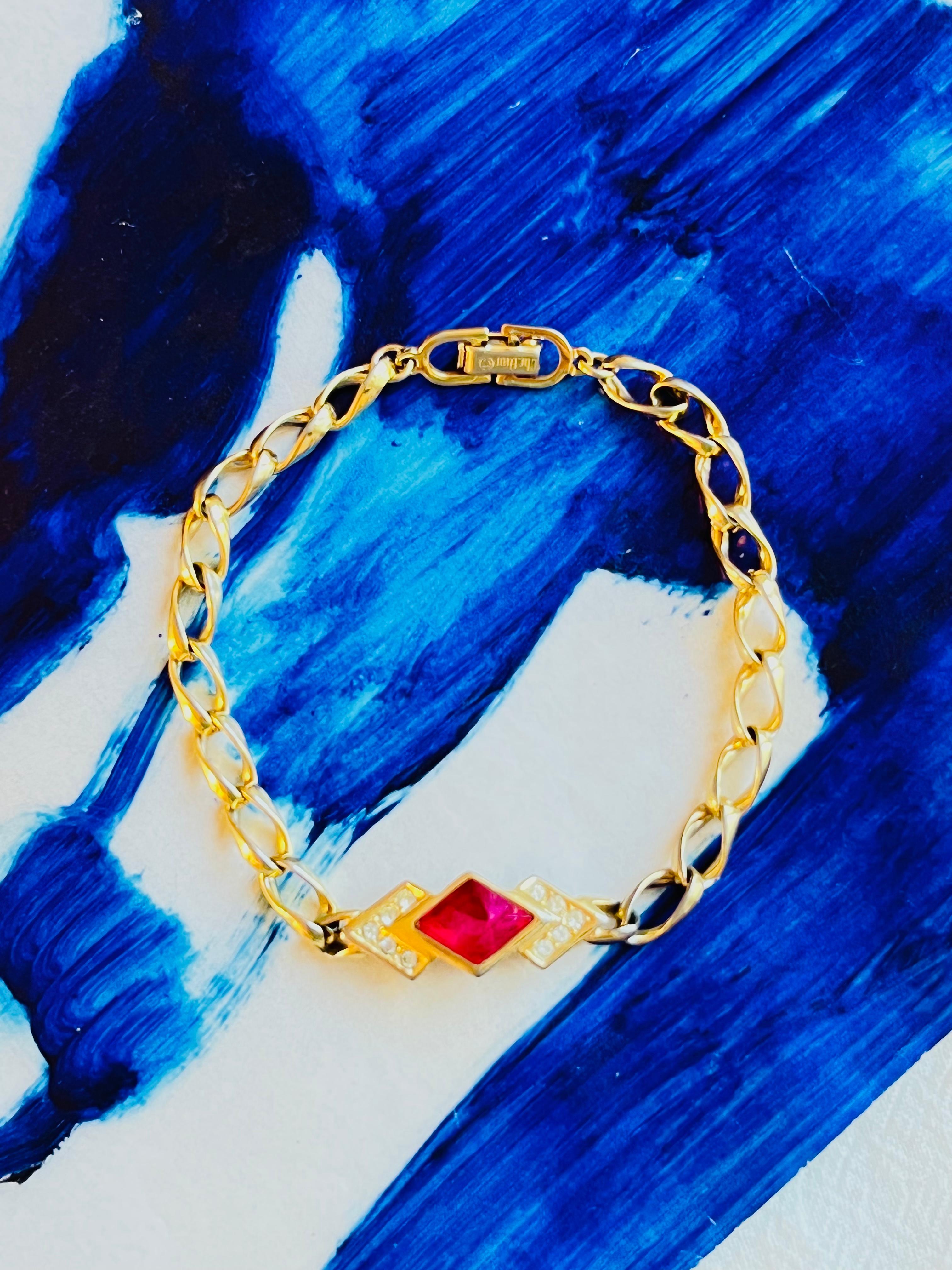 Christian Dior Vintage 1980s Gripoix Marble Red Ruby Diamond Crystals Interlock Bracelet, Gold Tone

A very beautiful bracelet by Chr. DIOR, signed at the back.

Very good condition. Some colour loss. Front side is very good condition. 100%