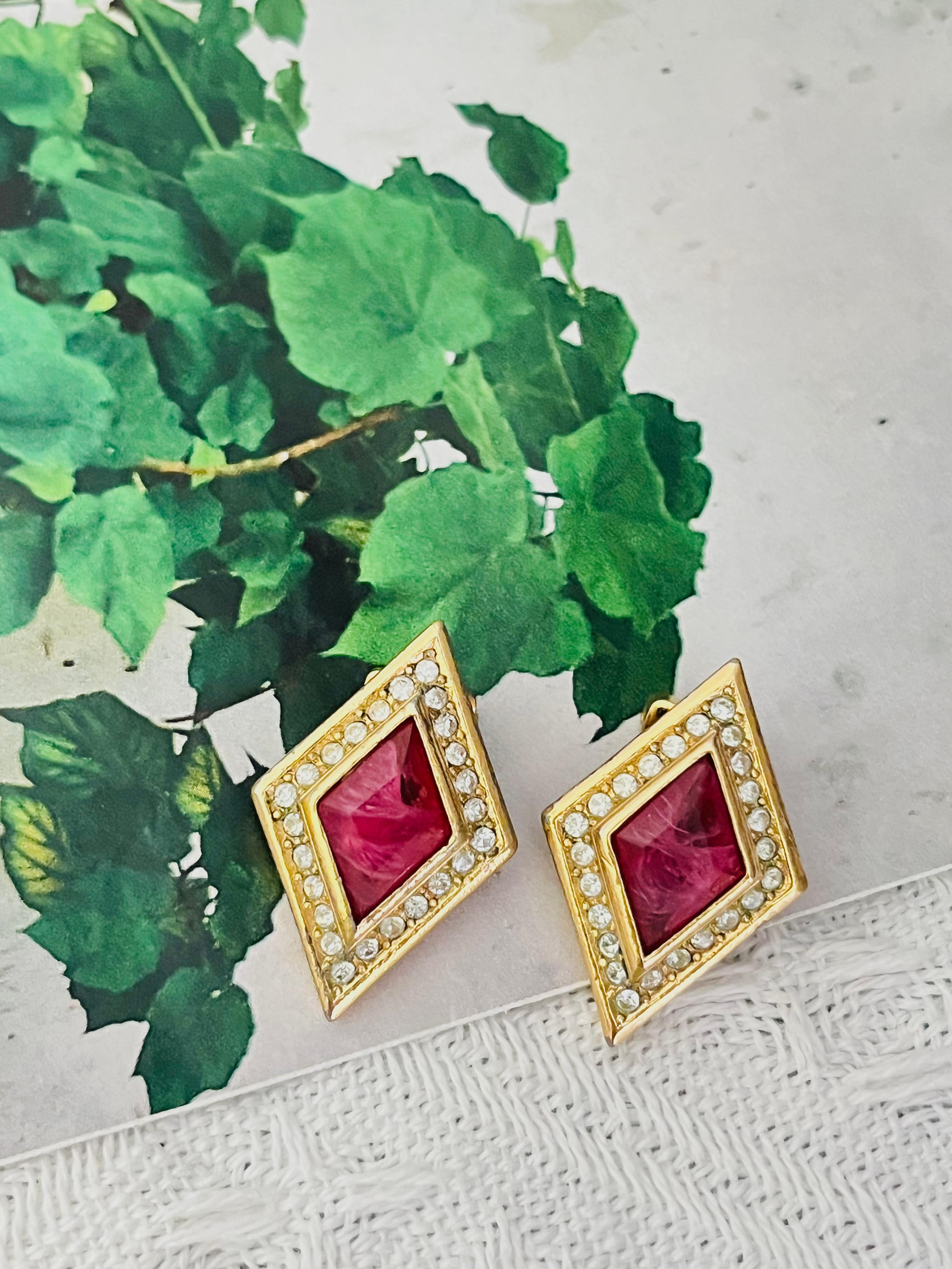 Christian Dior Vintage 1980er Gripoix Rubinrote Kristalle Trapezförmige Clip-Ohrringe im Zustand „Gut“ im Angebot in Wokingham, England
