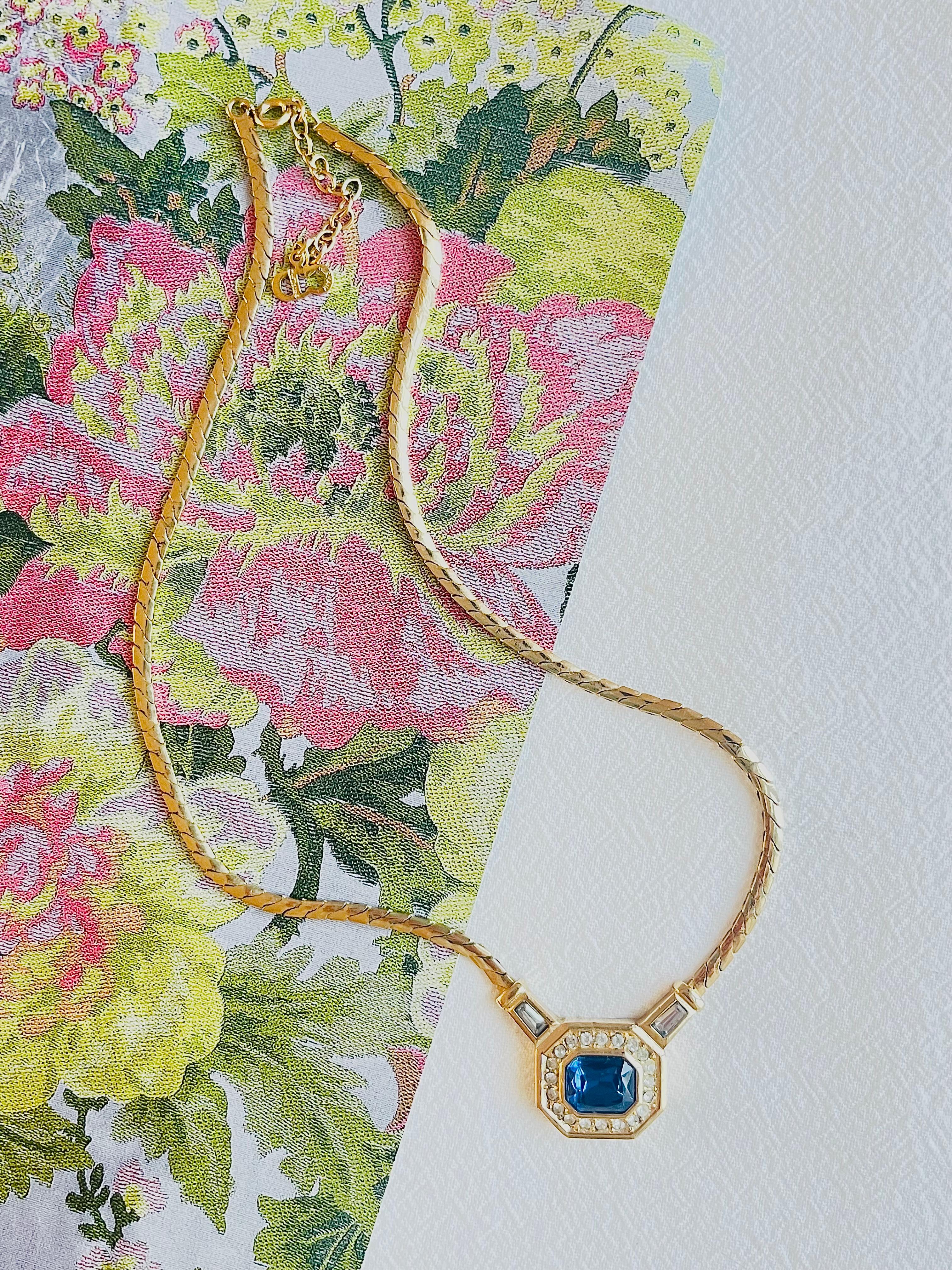 Very good condition. Light scratches or colour loss, barely noticeable. 

Crafted from gold plated brass with a snake chain, this necklace from Christian Dior is adorned with a sapphire navy blue gemstone embellishment, punctuated with Swarovski