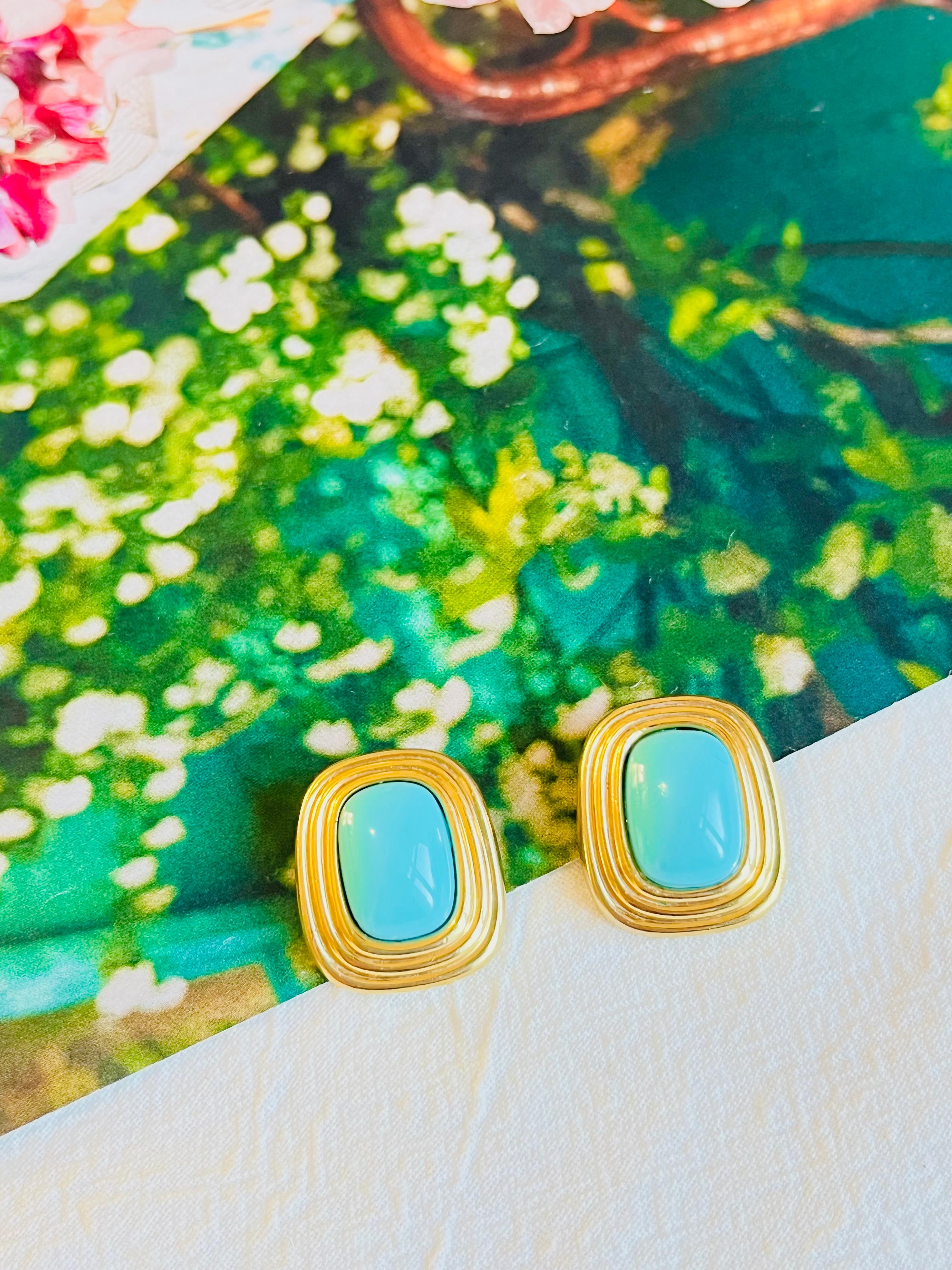 Very excellent condition. Vintage and rare to find. 100% Genuine.

A very beautiful pair of clip on earrings by Chr. DIOR, signed at the back.

Size: 2.3*2.0 cm.

Weight: 7.0 g/each.

_ _ _

Great for everyday wear. Come with velvet pouch and