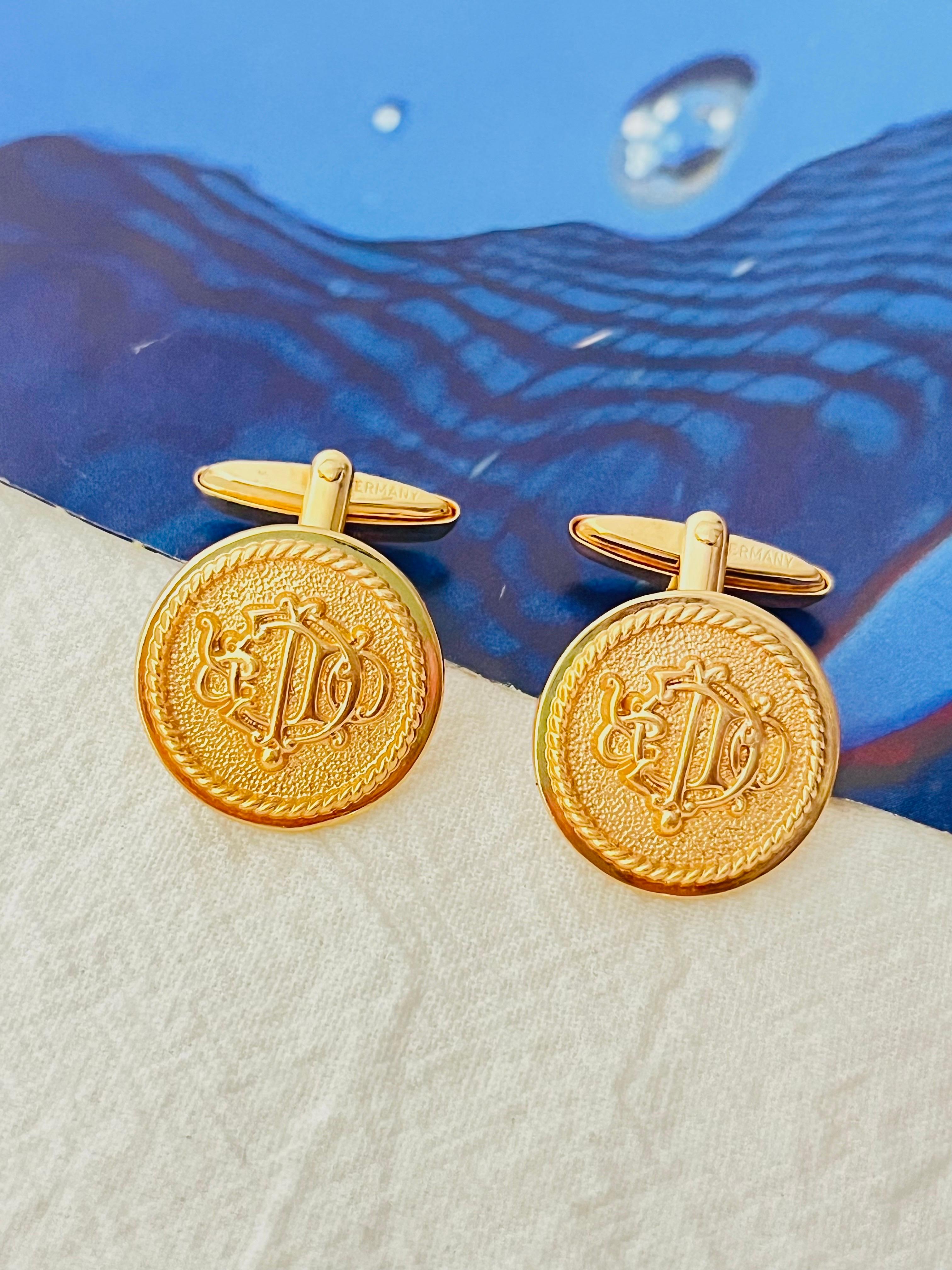 Christian Dior Vintage 1980s Classic Iconic Textured Insignia Initial Monogram Logo Circle Manschettenknöpfe, Gold-Ton

Sehr guter Zustand. 100% echt. Selten zu finden.

Größe: 2,0*2,0 cm.

Gewicht: 7 g/Stück.

_ _ _

Großartig für den täglichen