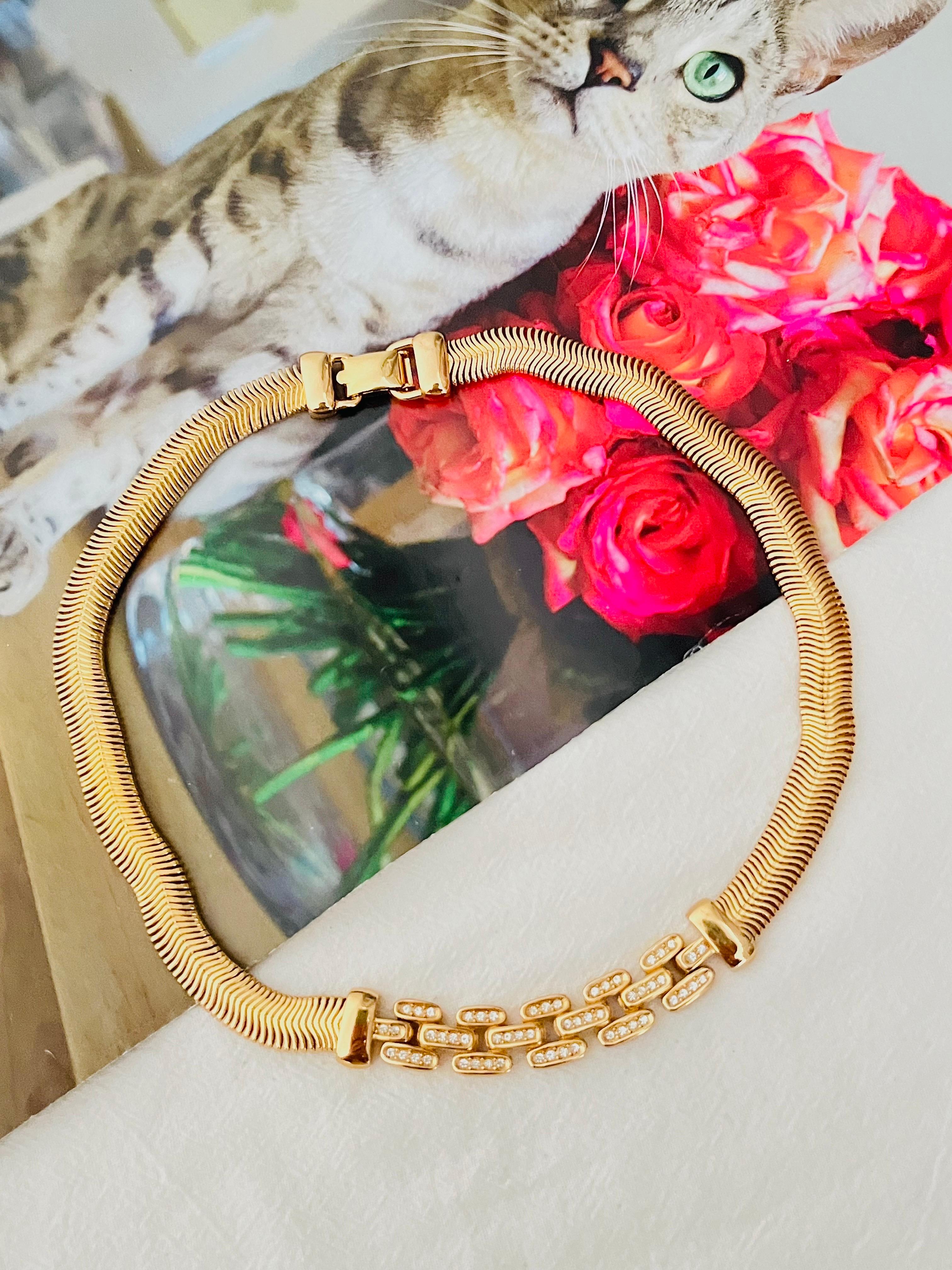 Christian Dior Vintage 1980s Unisex Interlinked Crystals Trio Bar Bib Pendant Omega Snake Link Omega Collar Choker Necklace, Gold Plated

Very excellent condition. Very new. Marked 'Chr.Dior (C) '. Rare to find. 100% Genuine. 

Materials: Gold