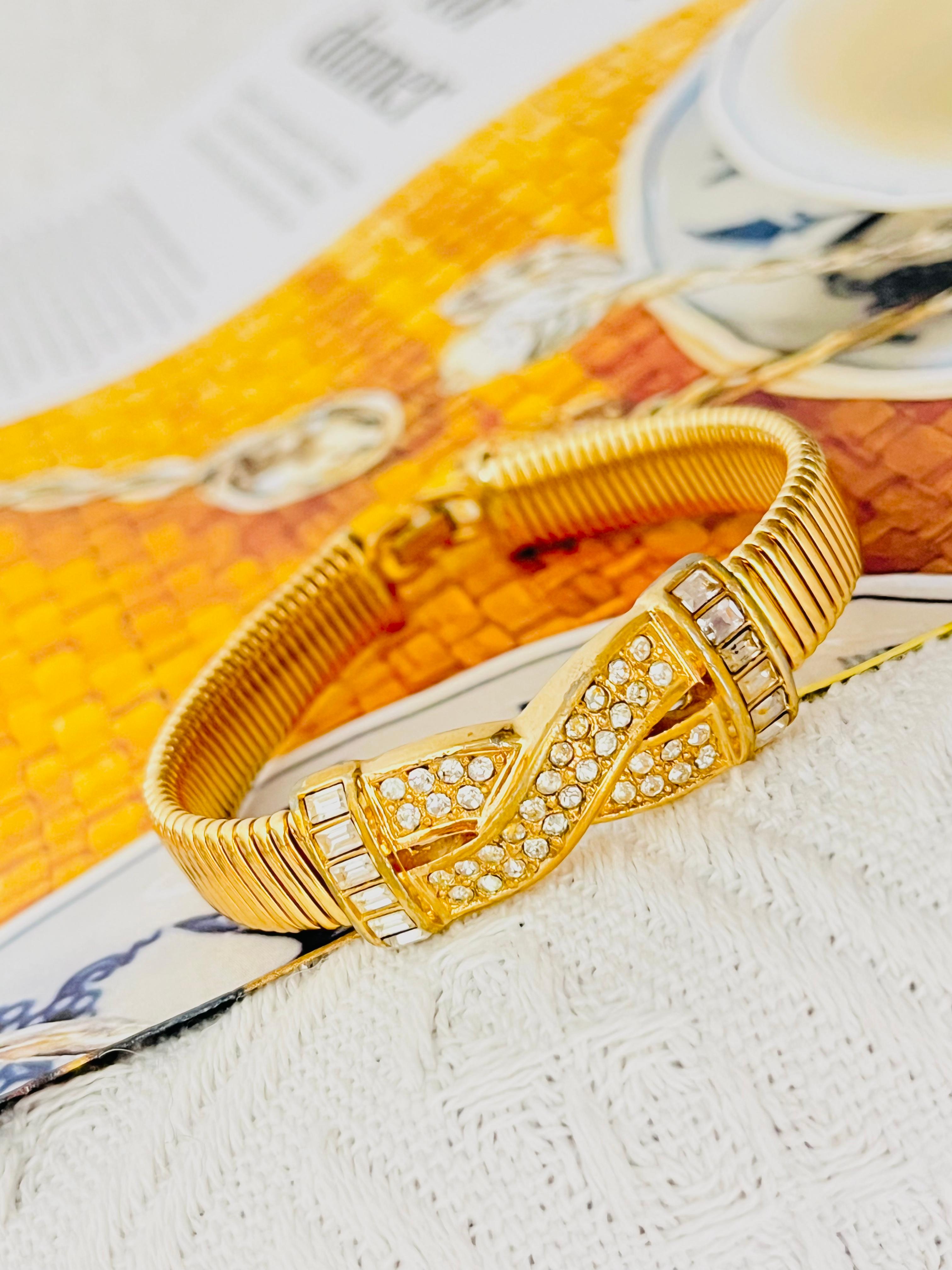 Christian Dior Vintage 1980s Unisex Interlocked Cross X Circle Rectangle Charm Crystals Adjustable Ribbed Omega Modernist Bracelet, Gold Tone

Very good condition. Light scratches or colour loss, barely noticeable. 100% Genuine.

A very beautiful