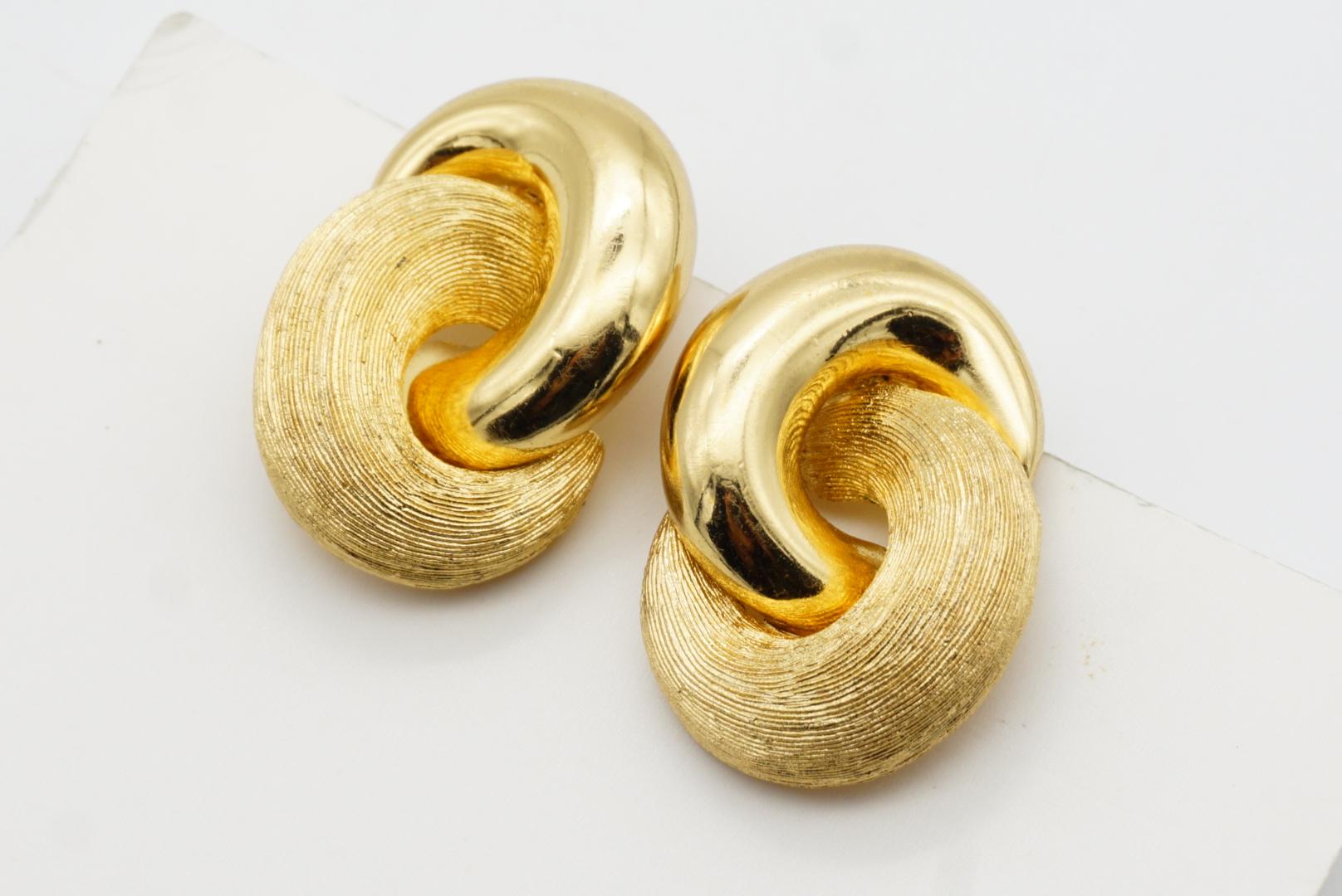 Christian Dior Vintage 1980s Interlocked Knot Glow Matte Chunky Gold Earrings For Sale 5