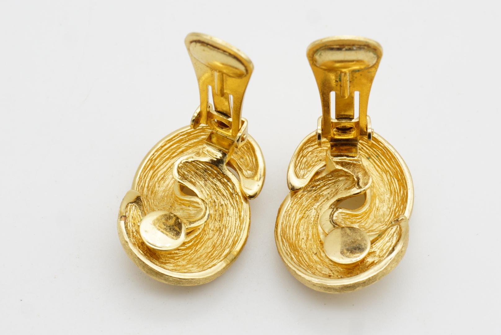 Christian Dior Vintage 1980s Interlocked Knot Glow Matte Chunky Gold Earrings For Sale 8
