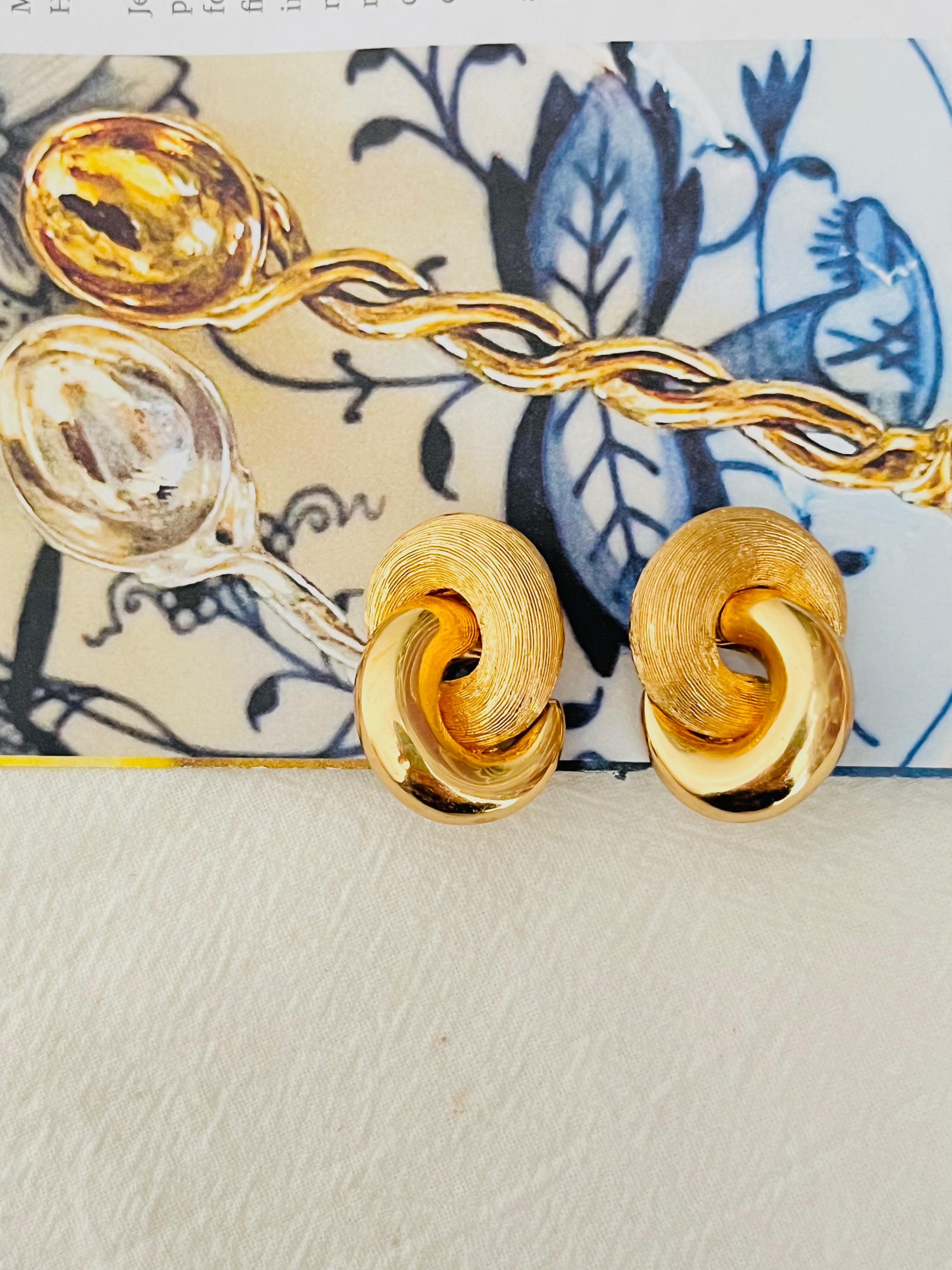 Christian Dior Vintage 1980er Jahre ineinandergreifende Knoten Glow Matte Chunky Clip Ohrringe, Gold-Ton

Sehr guter Zustand. 100% echt.

Ein sehr schönes Paar Ohrringe von Chr. DIOR, signiert auf der Rückseite.

Größe: 3,0*2,1 cm.

Gewicht: 12.0