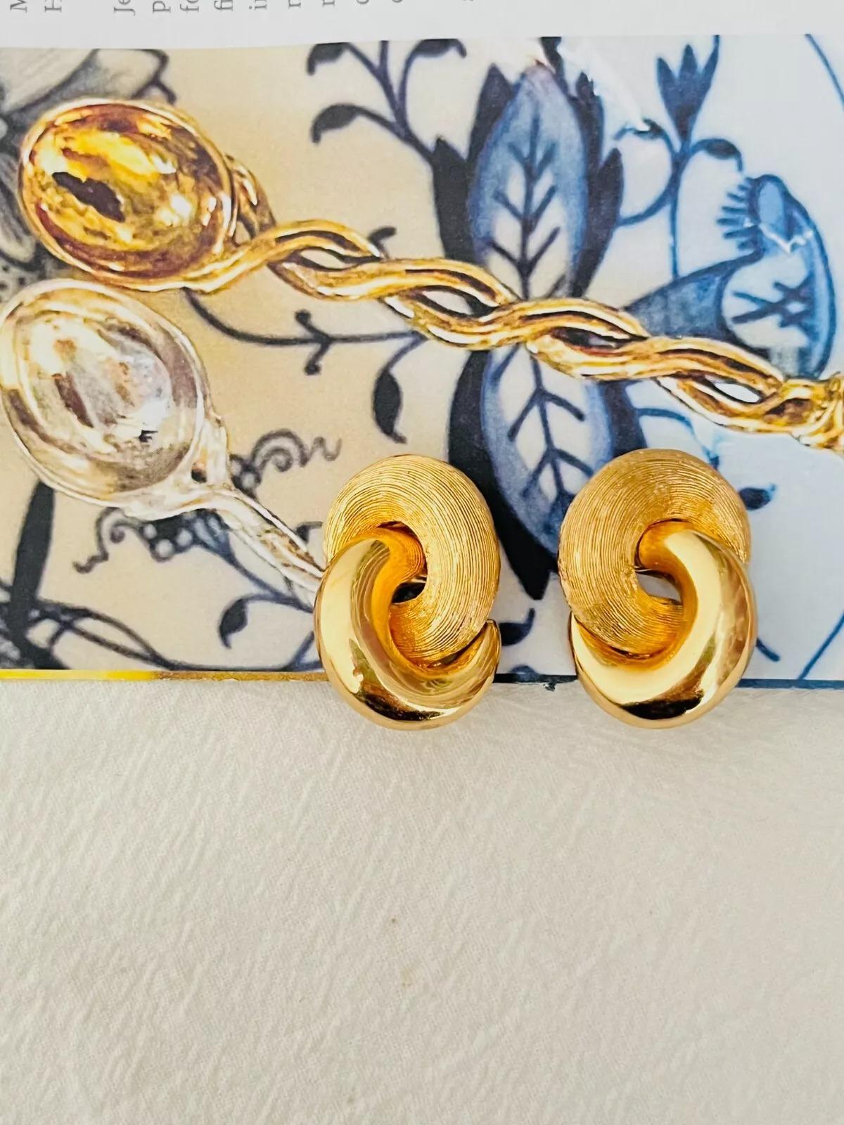 Christian Dior Vintage 1980s Unisex Interlocked Twist Knot Glow Matte Chunky Clip Earrings, Gold Tone

Very good condition. Light scratches or colour loss, barely noticeable. 100% Genuine.

A very beautiful pair of earrings by Chr. DIOR, signed at