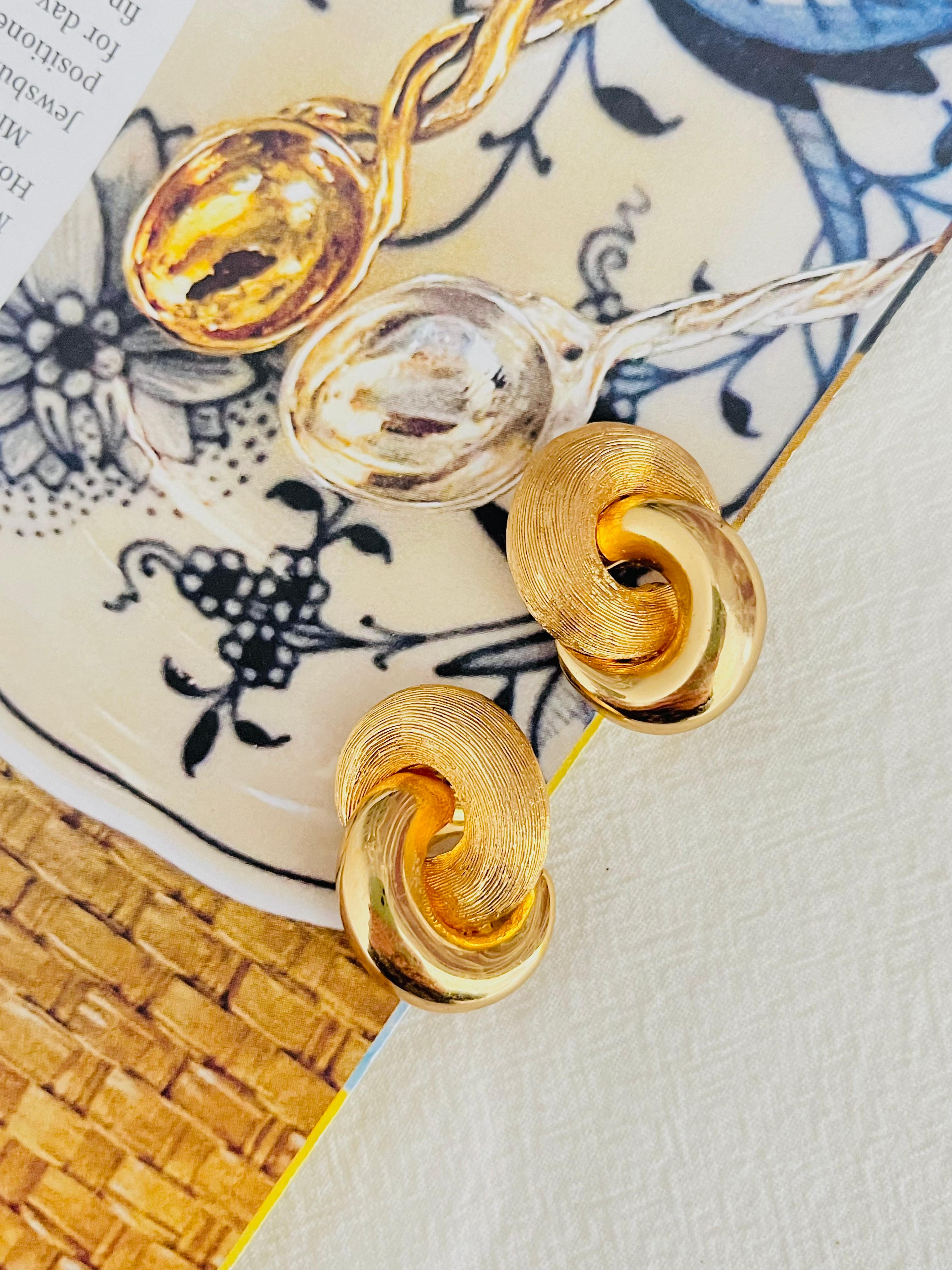 Christian Dior Vintage 1980er Jahre ineinandergreifende Knot Glow Matte Chunky Goldohrringe im Zustand „Hervorragend“ in Wokingham, England