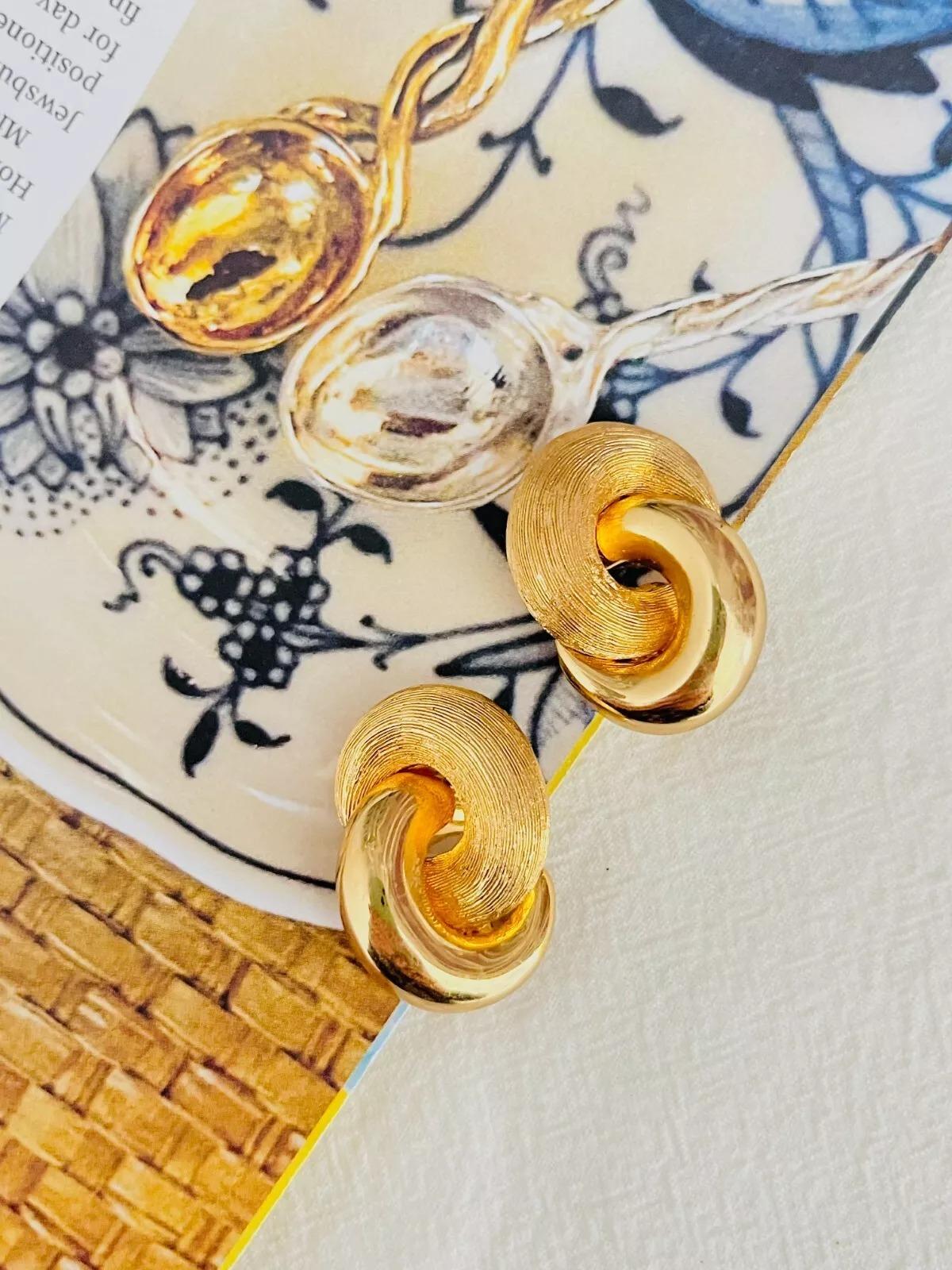 Christian Dior Vintage 1980s Interlocked Knot Glow Matte Chunky Gold Earrings In Good Condition For Sale In Wokingham, England