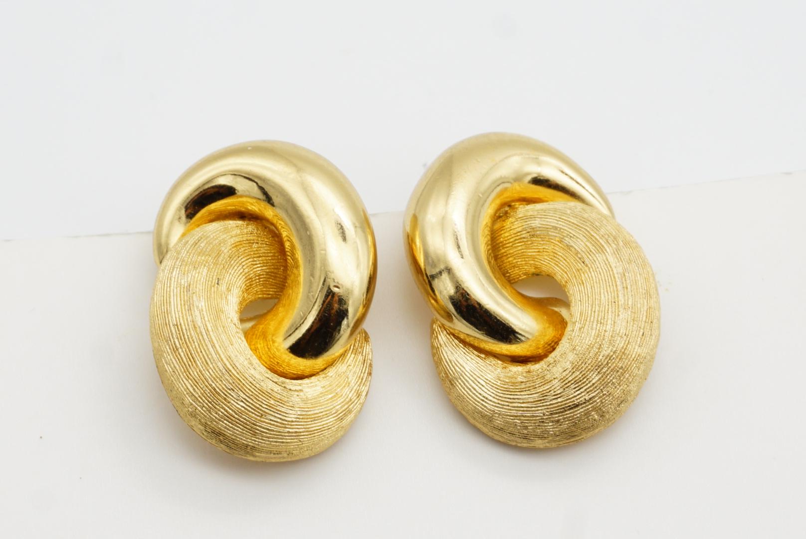 Christian Dior Vintage 1980s Interlocked Knot Glow Matte Chunky Gold Earrings For Sale 4