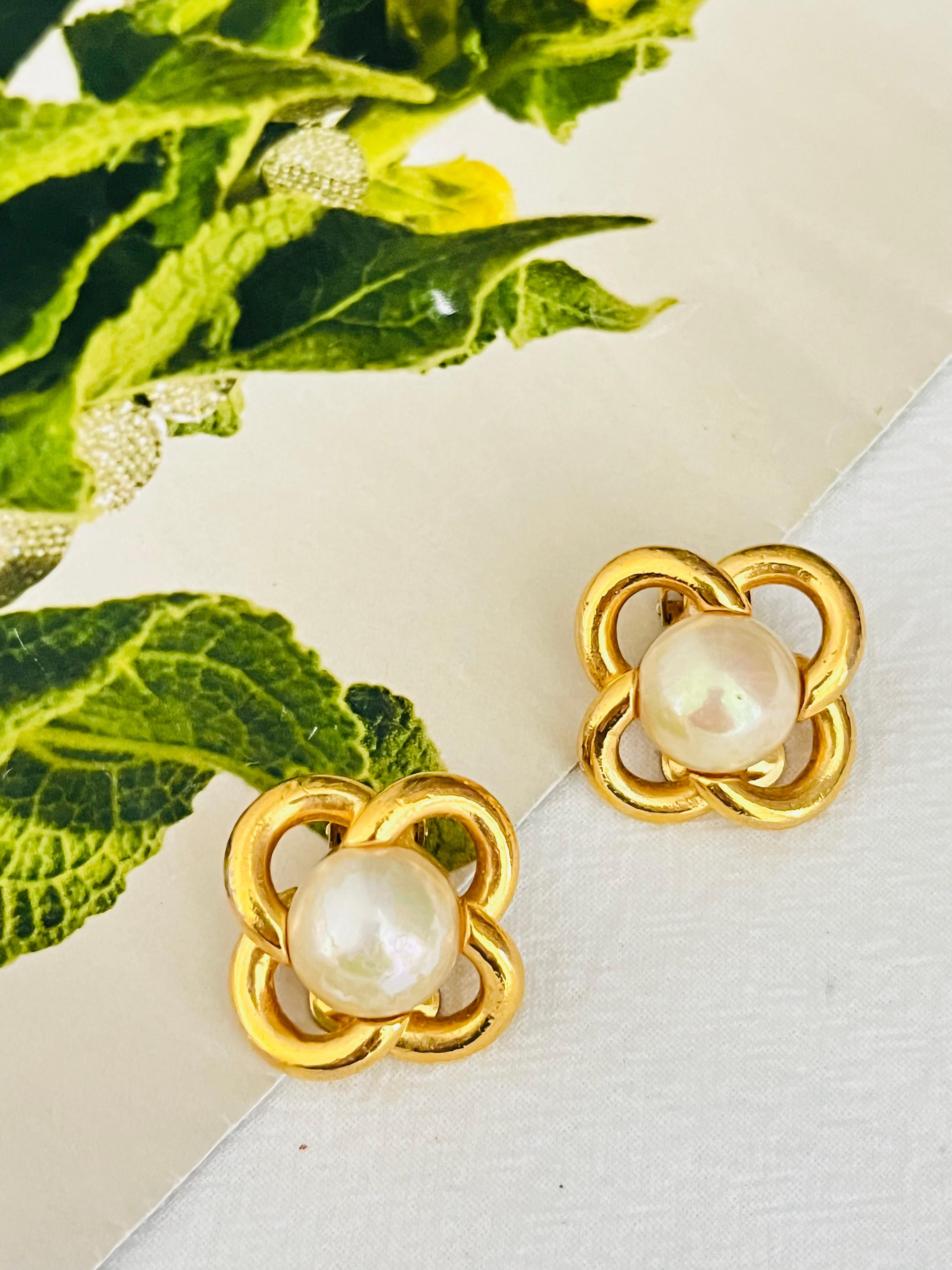 Art Deco Christian Dior Vintage 1980s Interlocked White Round Pearl Flower Clip Earrings For Sale