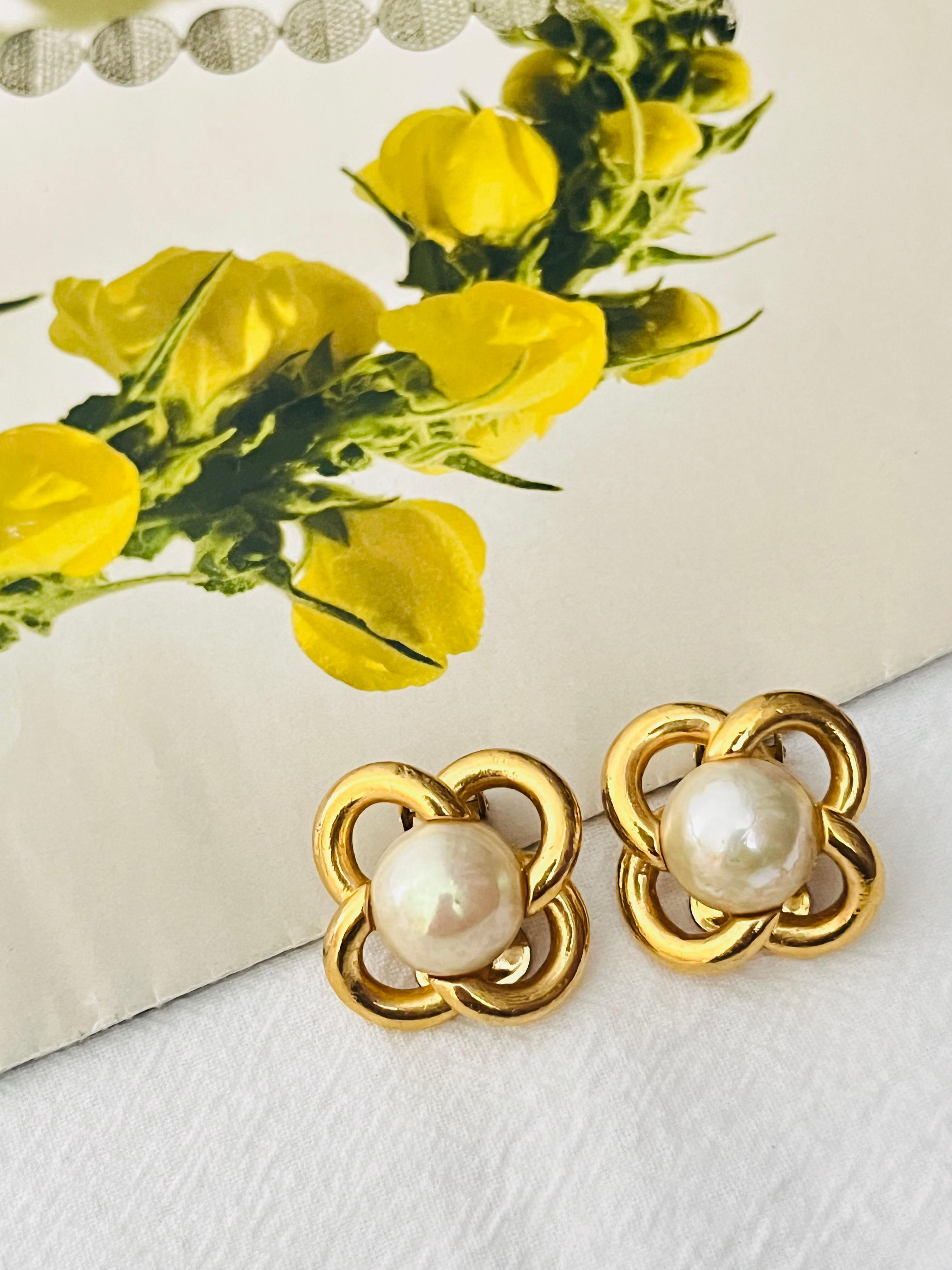 Christian Dior Vintage 1980s Interlocked White Round Pearl Flower Clip Earrings In Good Condition For Sale In Wokingham, England