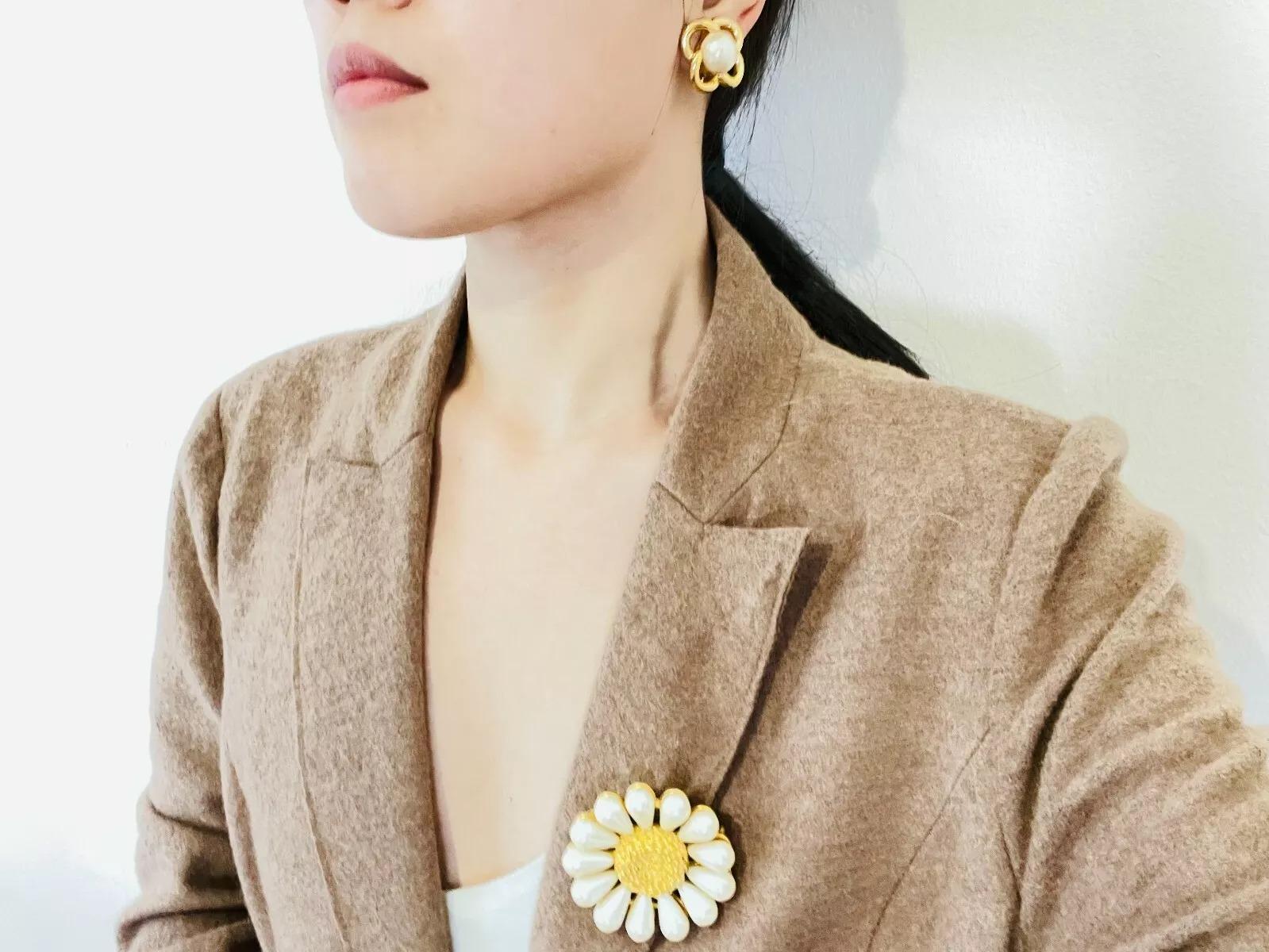 Christian Dior Vintage 1980s Interlocked White Round Pearl Flower Clip Earrings For Sale 2