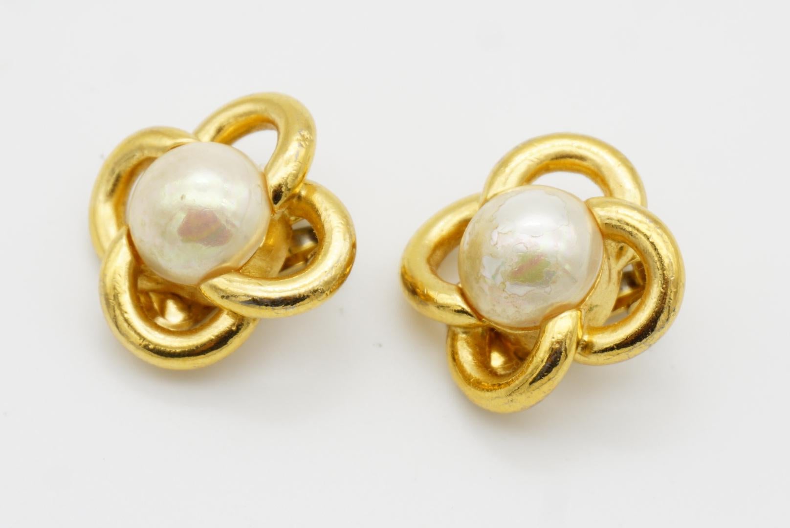 Christian Dior Vintage 1980s Interlocked White Round Pearl Flower Clip Earrings 4