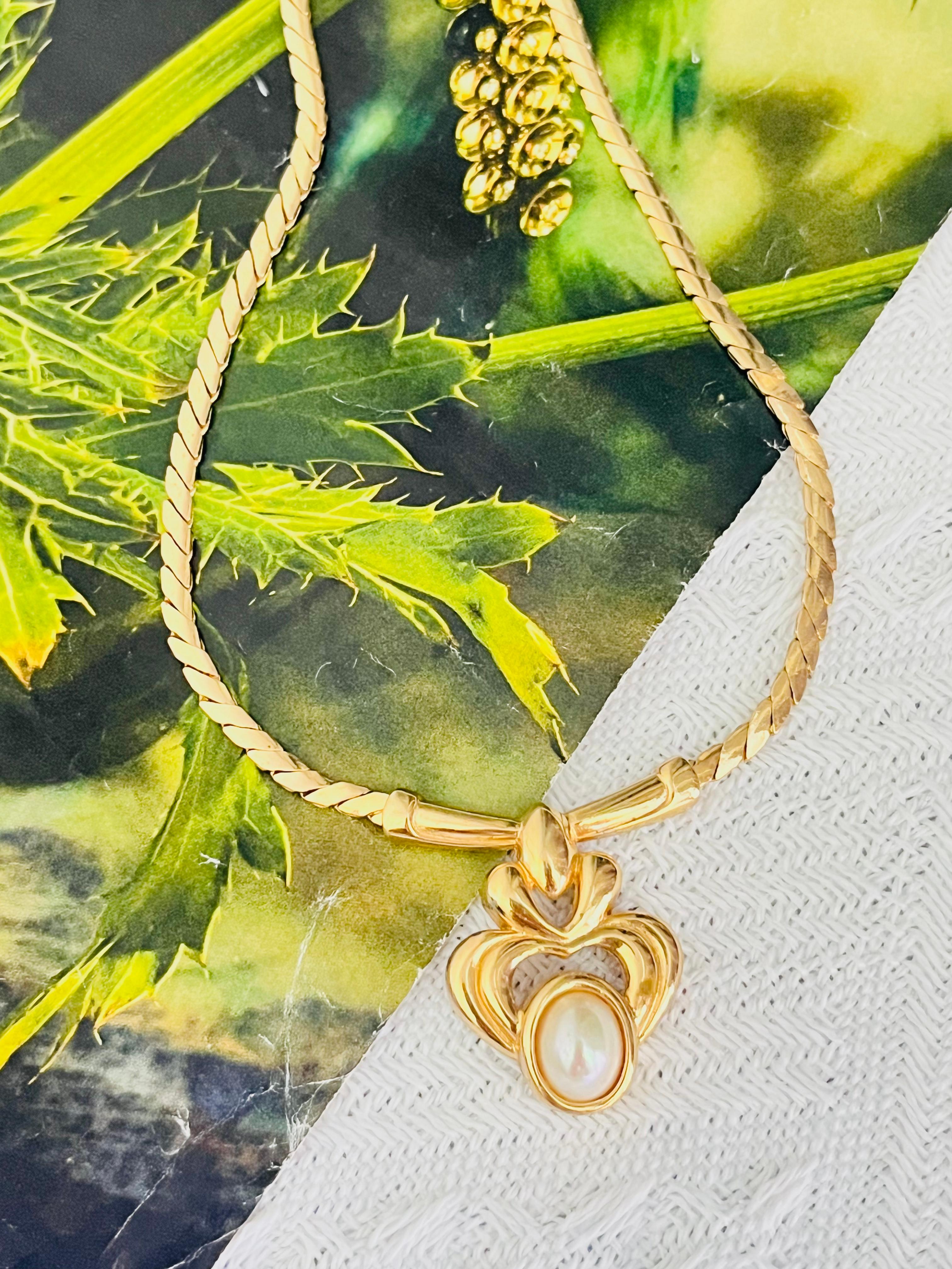 Christian Dior Vintage 1980s Iris White Pearl Flower Openwork Anhänger Elegante Halskette, Gold-Ton

Sehr guter Zustand. Leichter Farbverlust, kaum wahrnehmbar. 100% echt.

Gezeichnet 'Chr.Dior (C)'. Selten zu finden.

MATERIALIEN: Vergoldetes