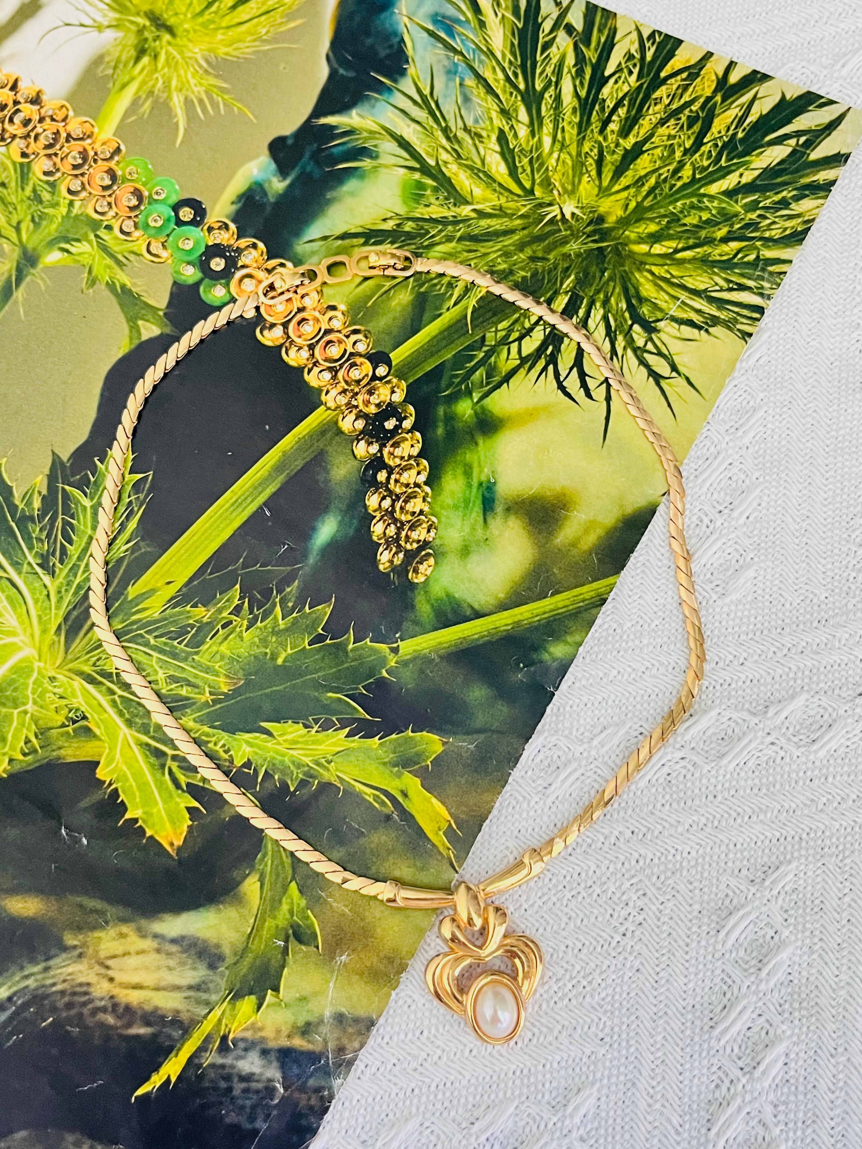 Christian Dior Vintage 1980er Jahre Iris Weiß Perle Blume durchbrochener Anhänger Halskette (Art déco) im Angebot