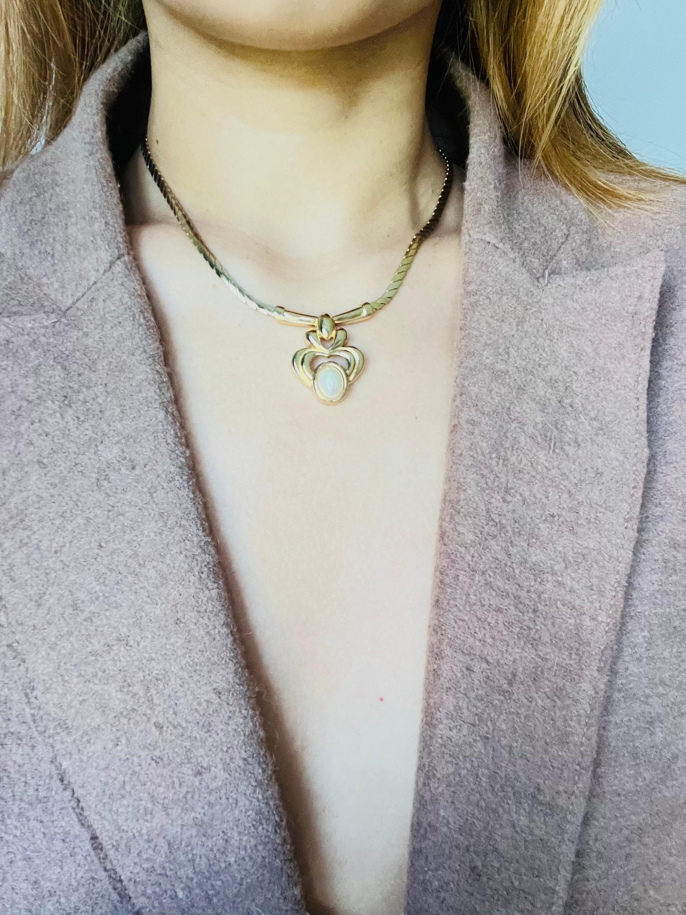 Christian Dior Vintage 1980er Jahre Iris Weiß Perle Blume durchbrochener Anhänger Halskette für Damen oder Herren im Angebot