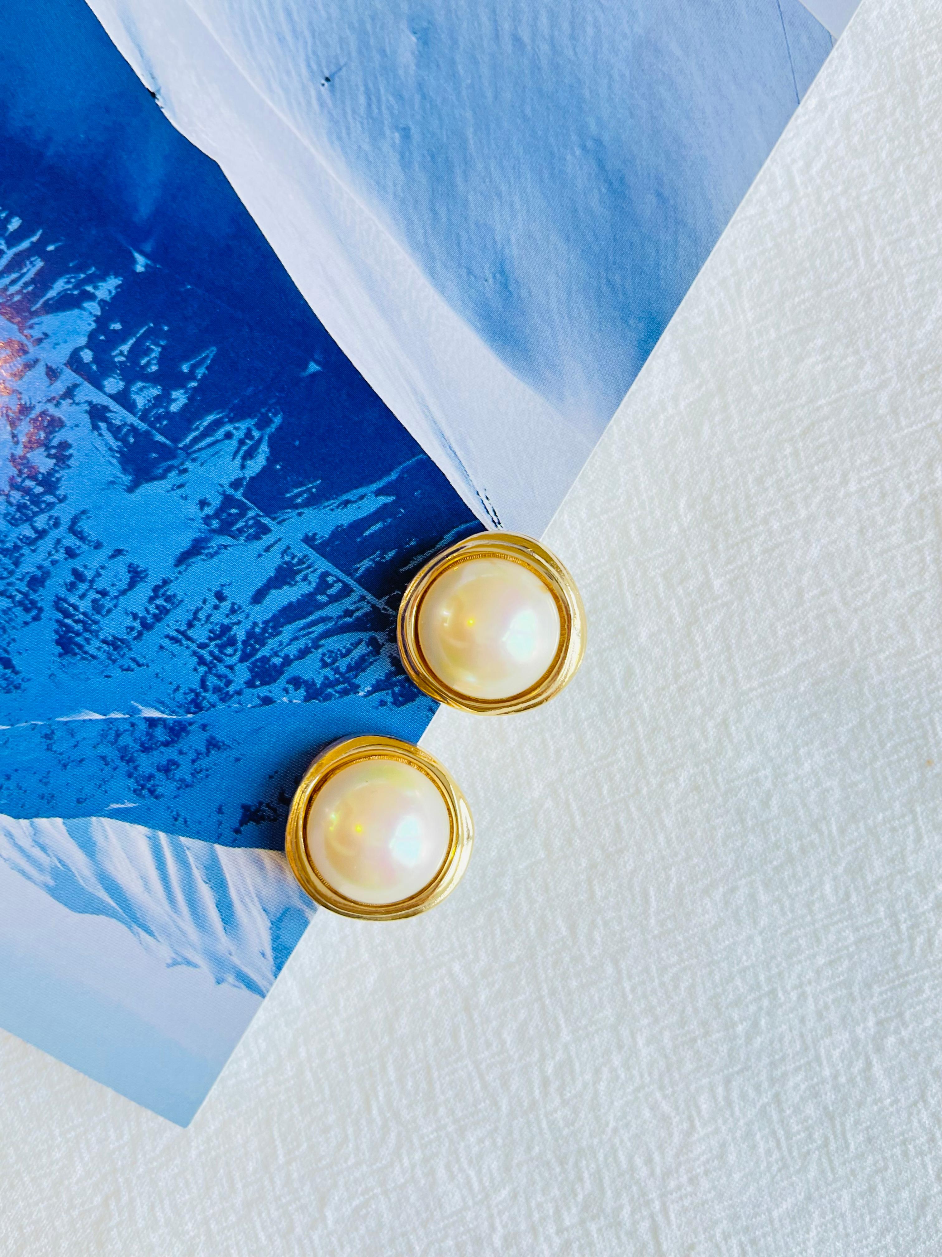 Christian Dior Vintage 1980er Jahre Unregelmäßige große runde Perlen-Ohrringe mit durchbohrten Perlen (Barock) im Angebot