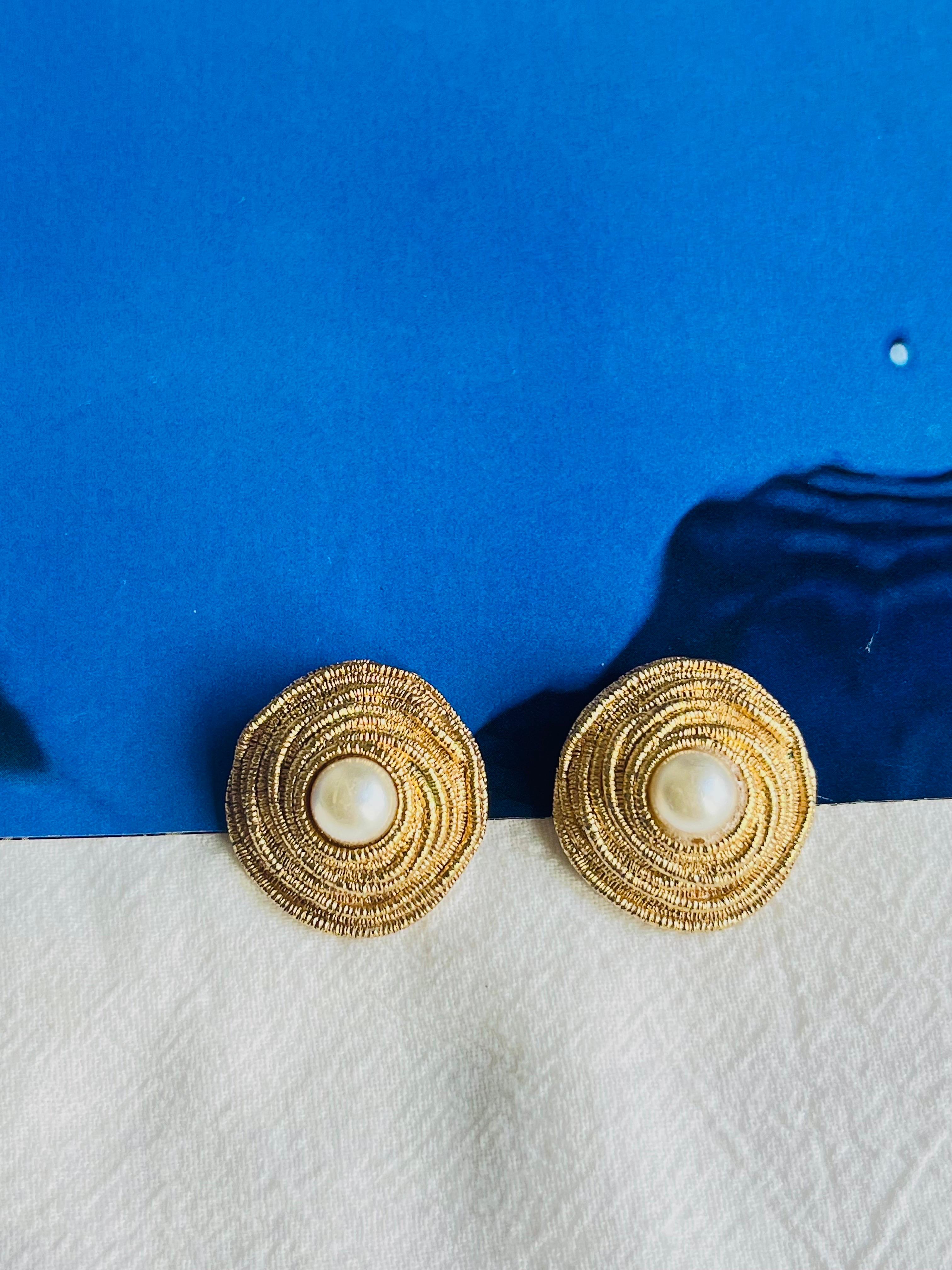 Christian Dior Vintage 1980er Jahre Irregular Spiral Runde Kreis Perle Clip-Ohrringe für Damen oder Herren im Angebot
