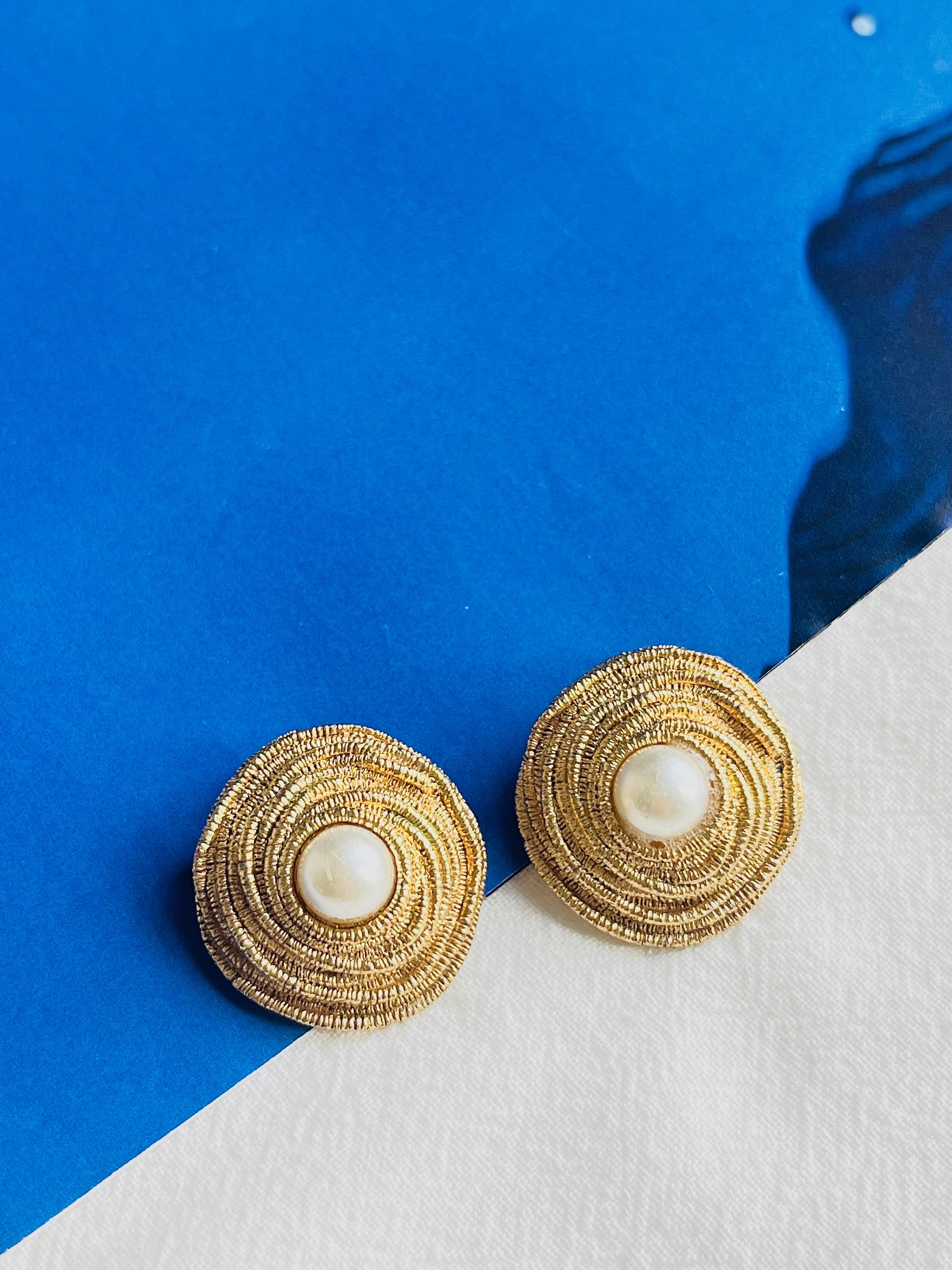 Christian Dior Vintage 1980s Irregular Spiral Round Circle Pearl Clip Earrings For Sale 1