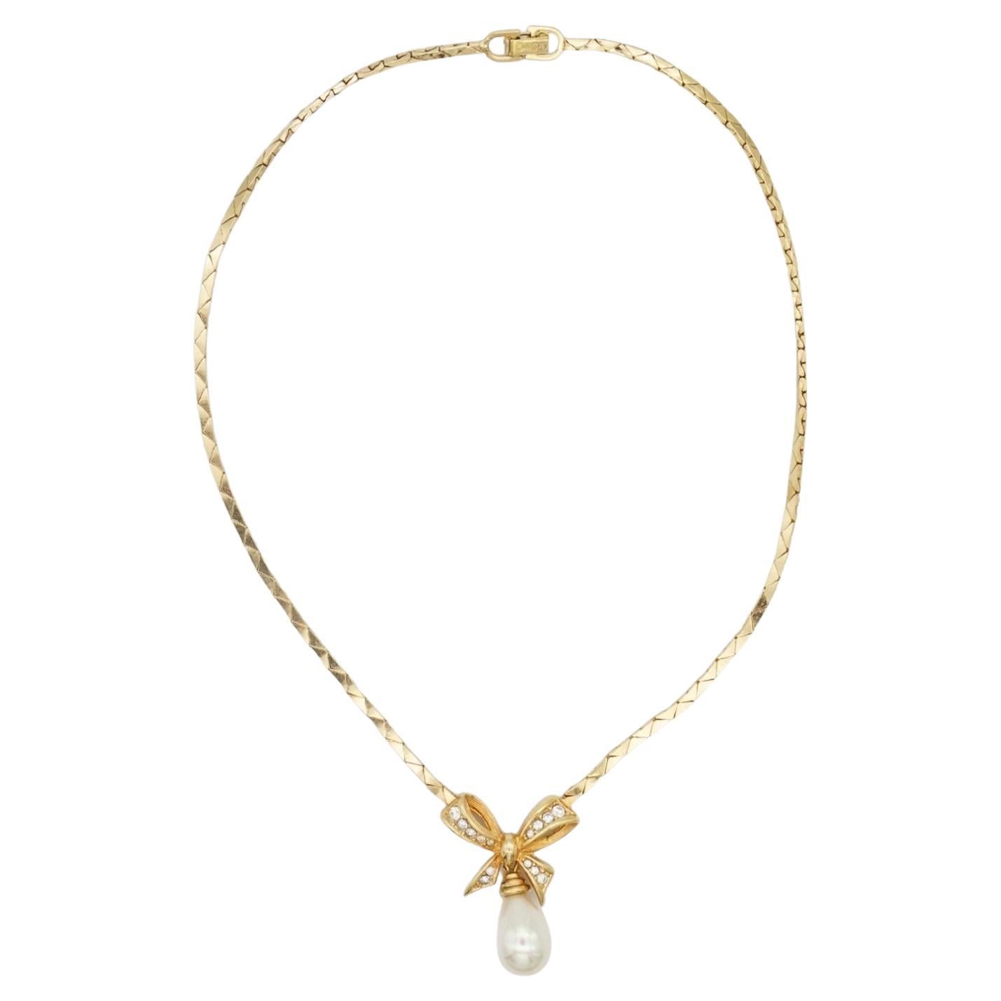 Christian Dior, collier pendentif vintage des années 1980 avec nœud papillon et perles d'eau et cristaux en vente
