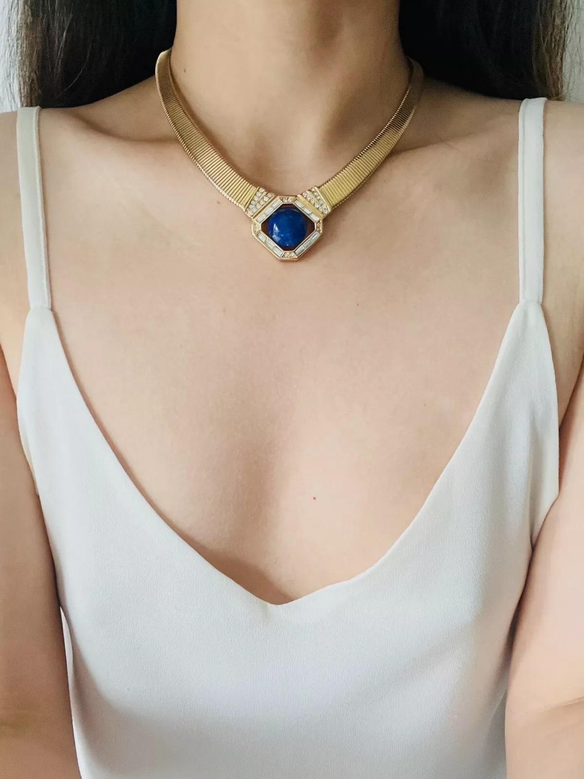Christian Dior Vintage 1980s Lapis Foil Cabochon Crystals Ribbed Omega Necklace For Sale 2