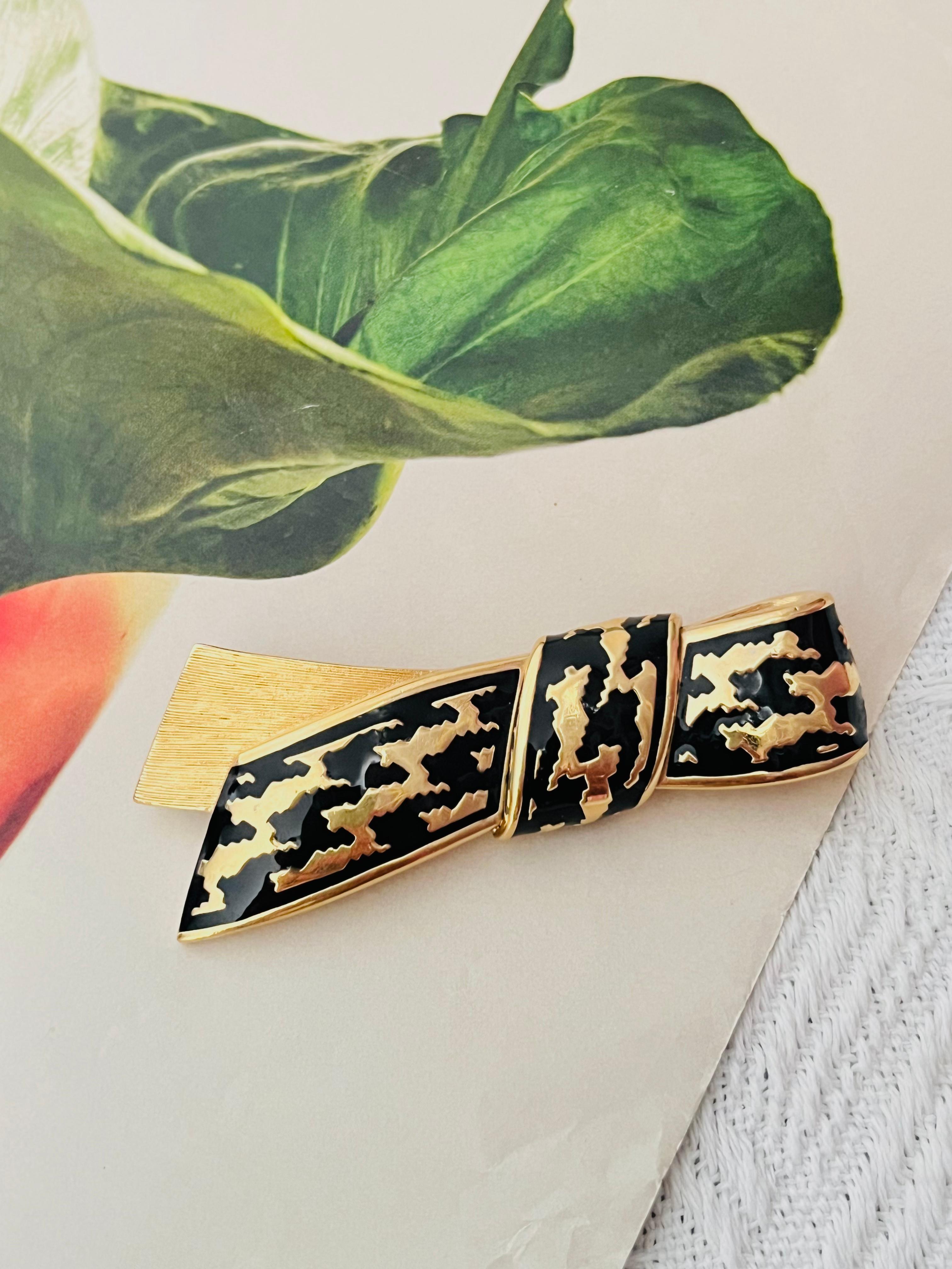 Christian Dior Vintage 1980s Large Black Enamel Ripple Bow Ribbon Chunky Brooch In Excellent Condition For Sale In Wokingham, England