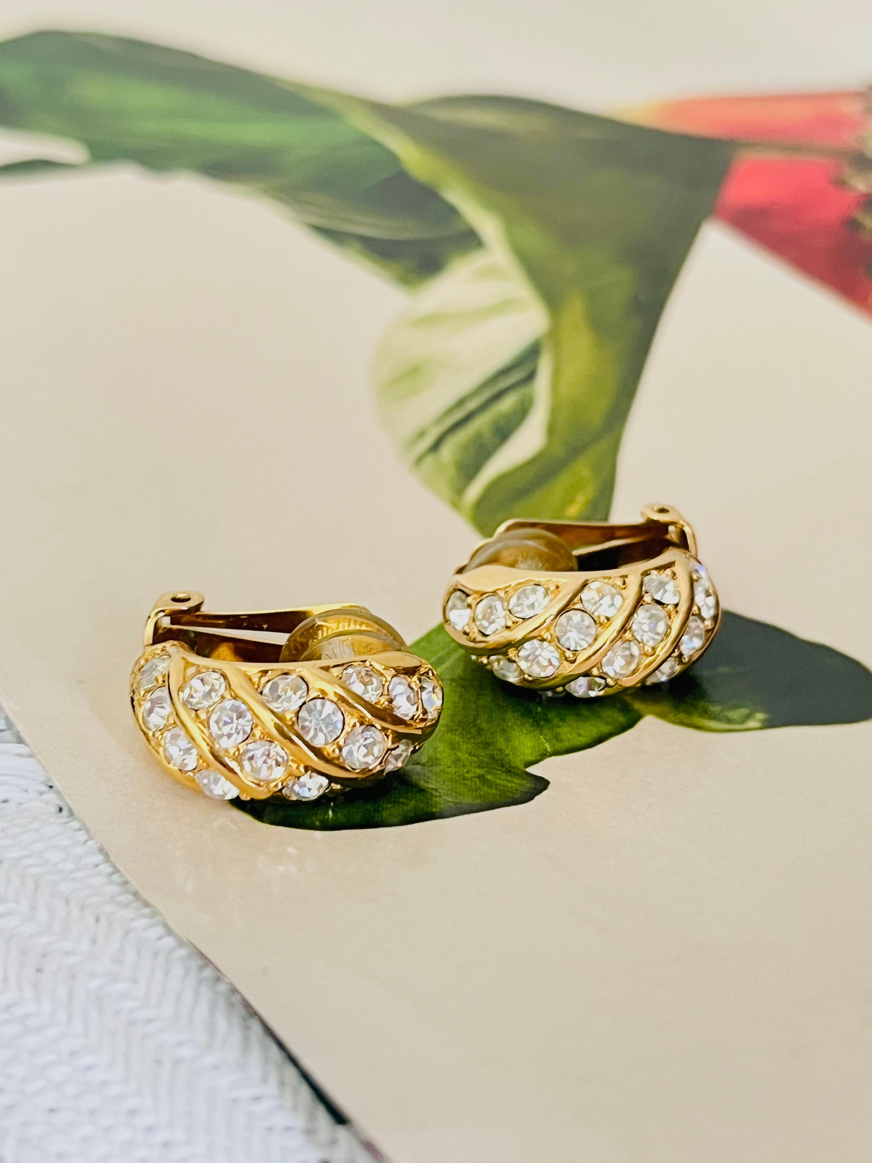 Christian Dior Vintage 1980s Großer Kreis funkelnde Kristalle Demi Semi Dome Modernist Elegante Clip-Ohrringe, Gold-Ton

Sehr guter Zustand. Keine Steine verloren. 100% echt. Selten zu finden.

Ein sehr schönes Paar Ohrclips von Chr. DIOR, signiert