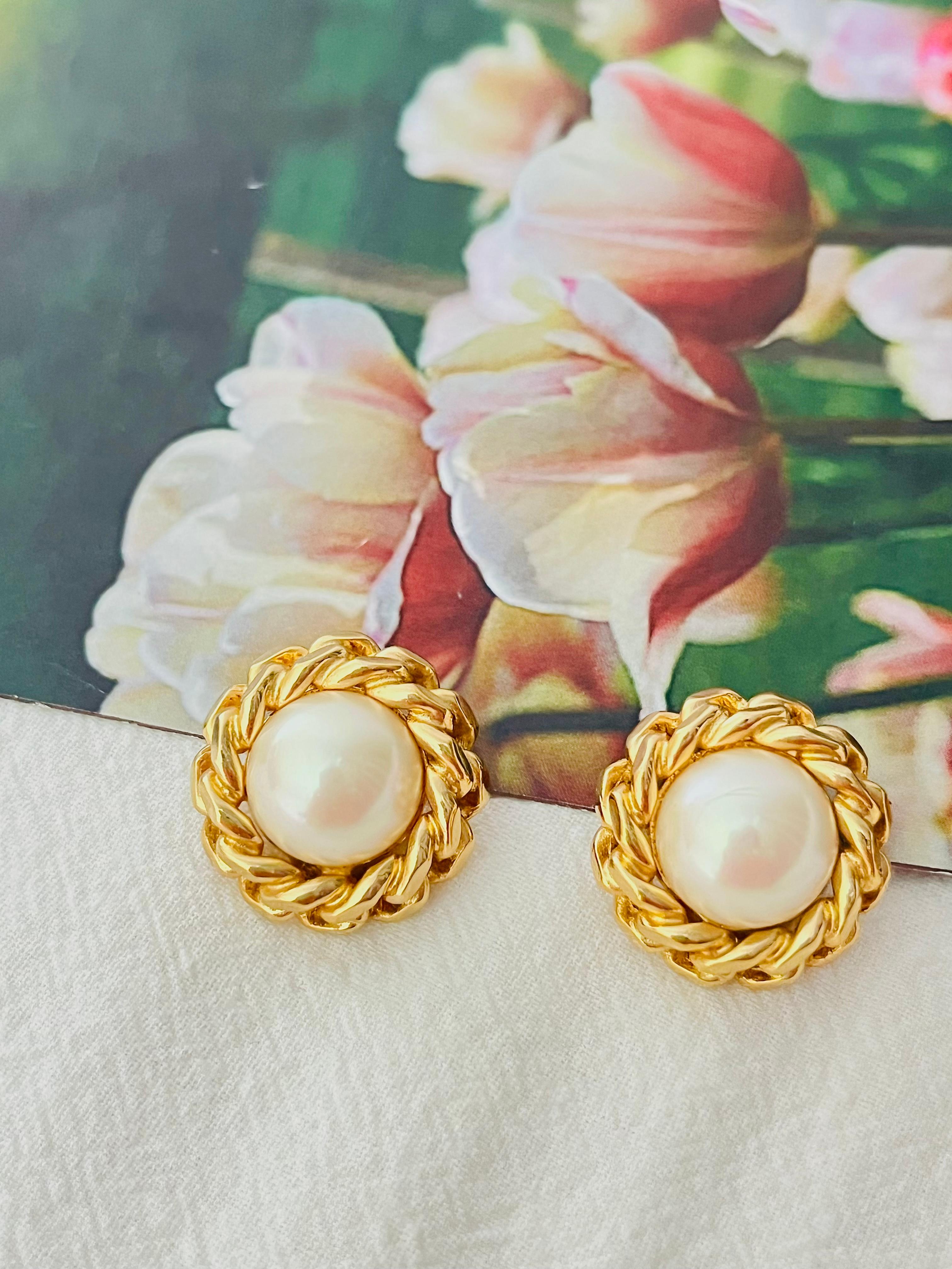 Christian Dior Vintage 1980s Large Circle White Pearl Interlocked Rope Elegant Clip Earrings, Gold Tone

Very good condition. 100% Genuine. Vintage and rare to find.

A very beautiful pair of earrings by Chr. DIOR, signed at the back.

Size: 2.5*2.5